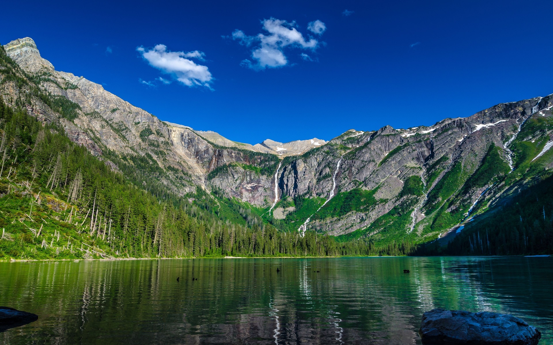 267332 télécharger le fond d'écran paysage, terre/nature, lac, plage, falaise, forêt, montagne, rive, des lacs - économiseurs d'écran et images gratuitement