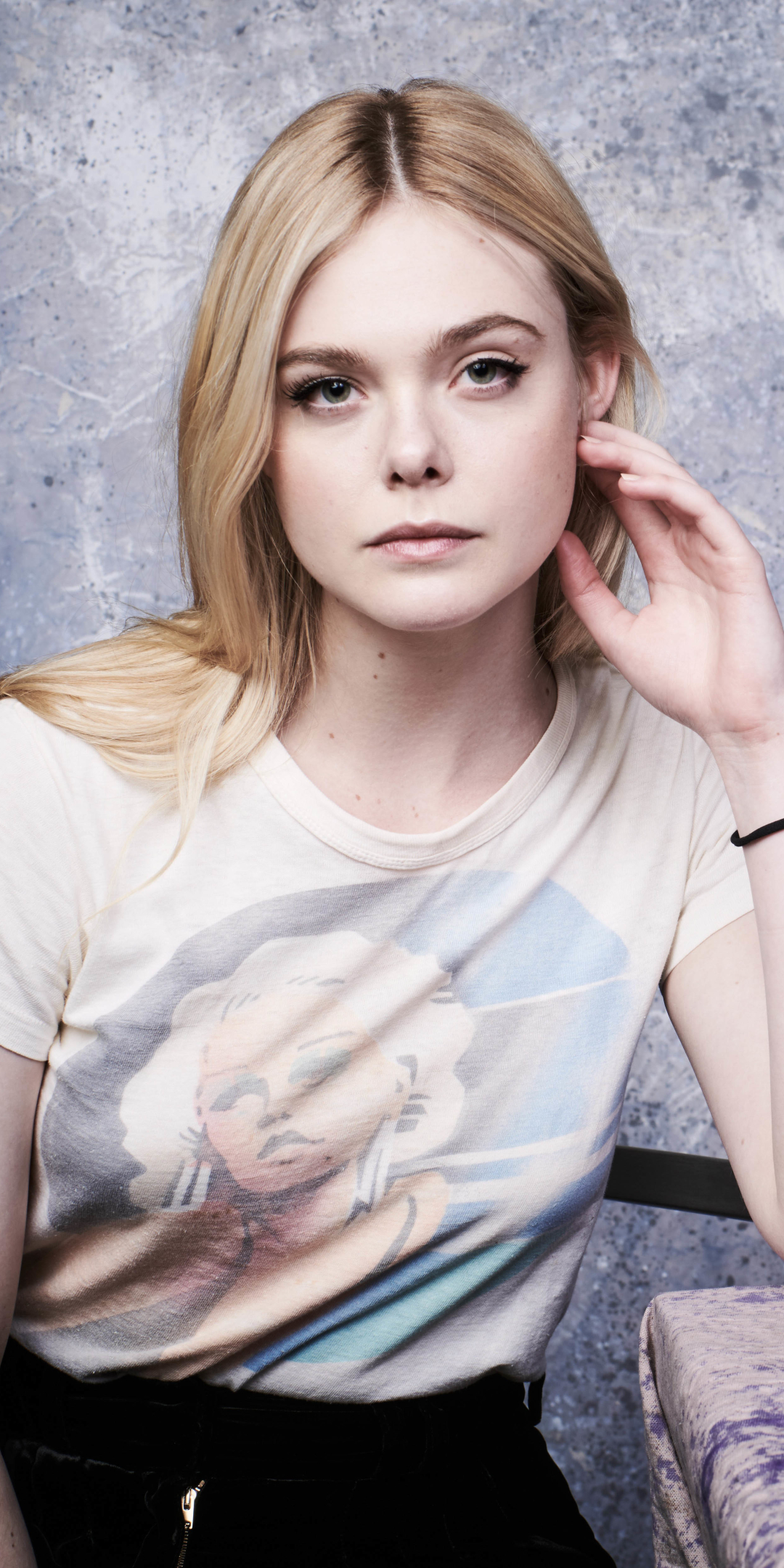 Download mobile wallpaper Blonde, Green Eyes, American, Celebrity, Long Hair, Actress, Elle Fanning for free.