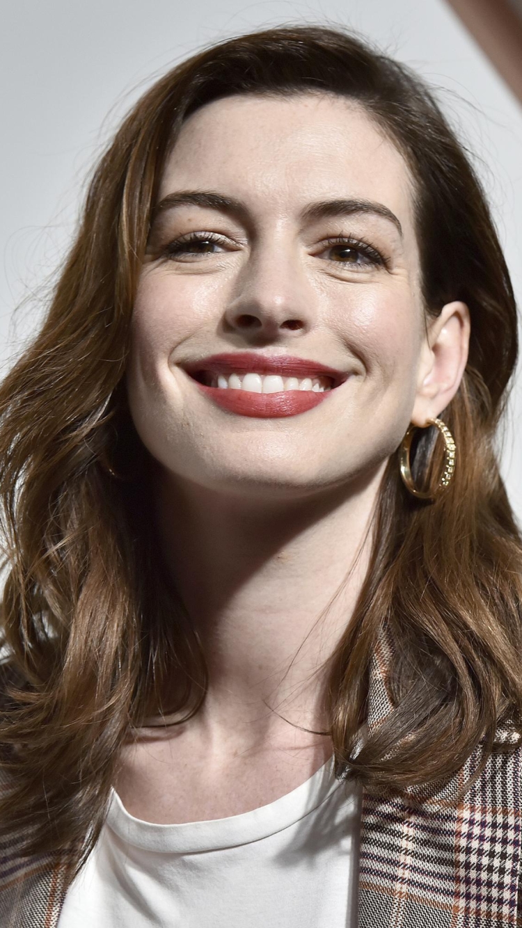Download mobile wallpaper Anne Hathaway, Smile, Face, Brunette, American, Celebrity, Actress, Lipstick for free.
