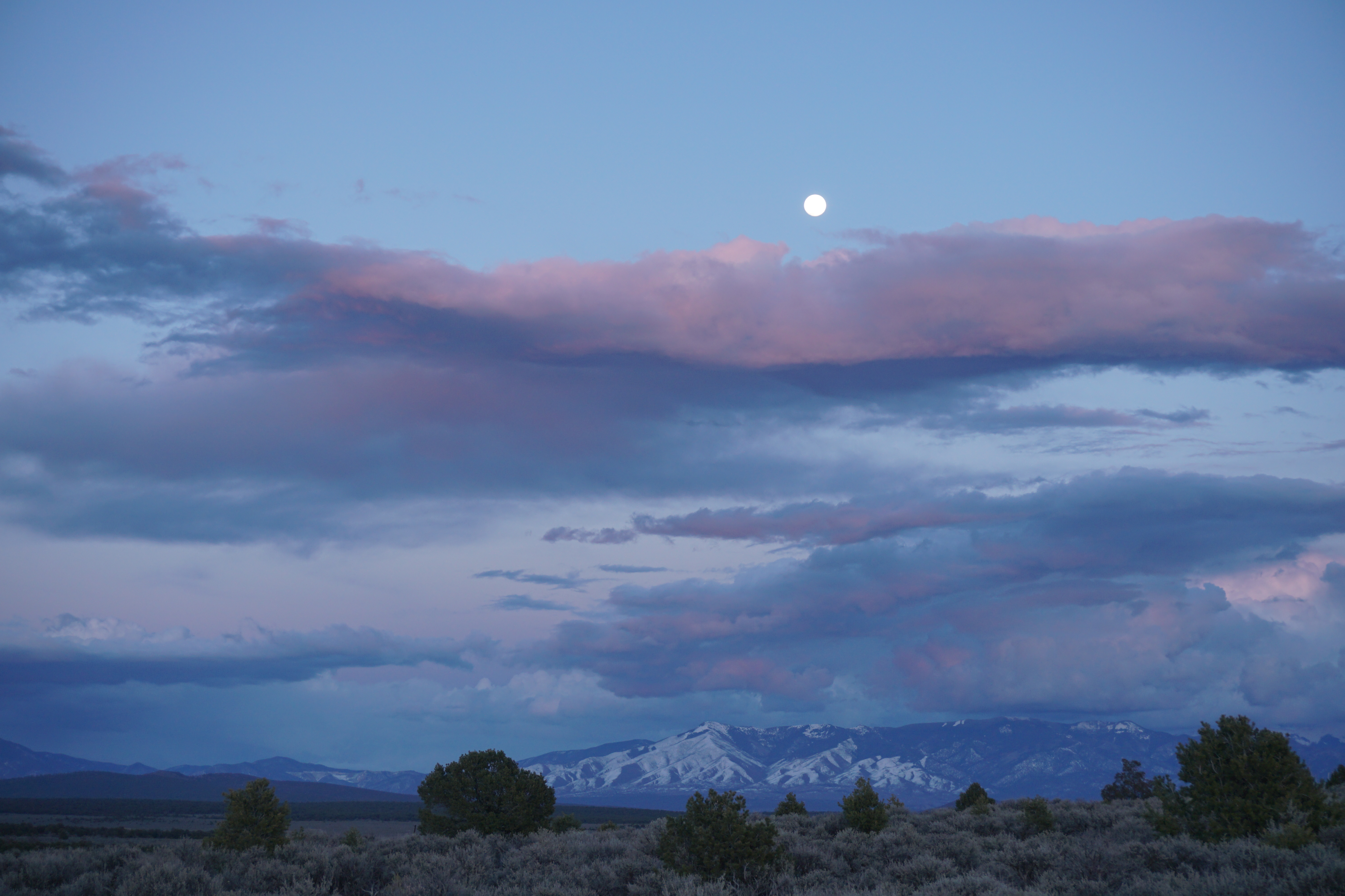 Laden Sie das Twilight, Clouds, Dämmerung, Sky, Natur, Mountains-Bild kostenlos auf Ihren PC-Desktop herunter