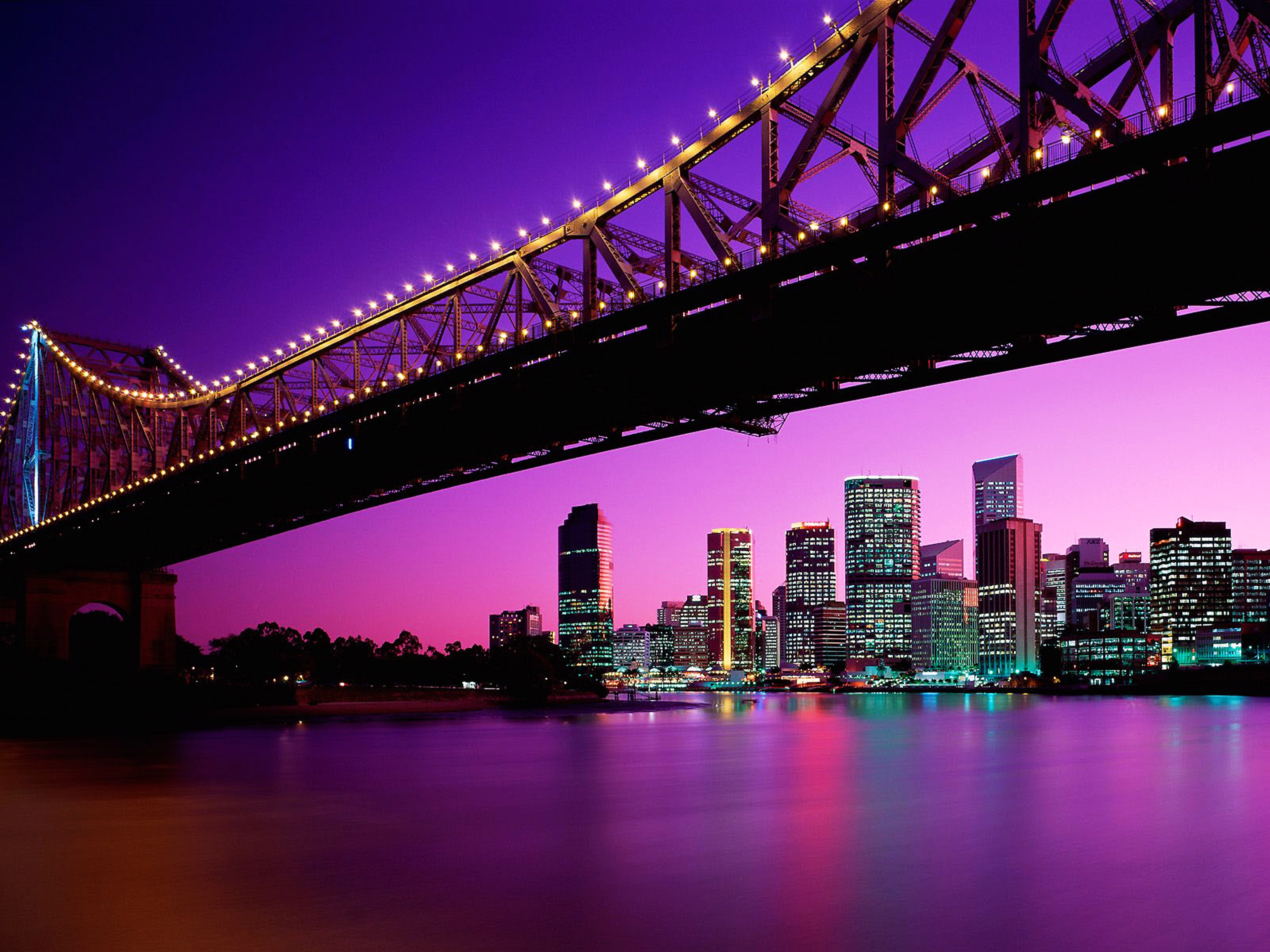 Laden Sie das Städte, Wolkenkratzer, Gebäude, Licht, Brücke, Nacht, Brisbane, Menschengemacht, Großstadt, Story Brücke-Bild kostenlos auf Ihren PC-Desktop herunter