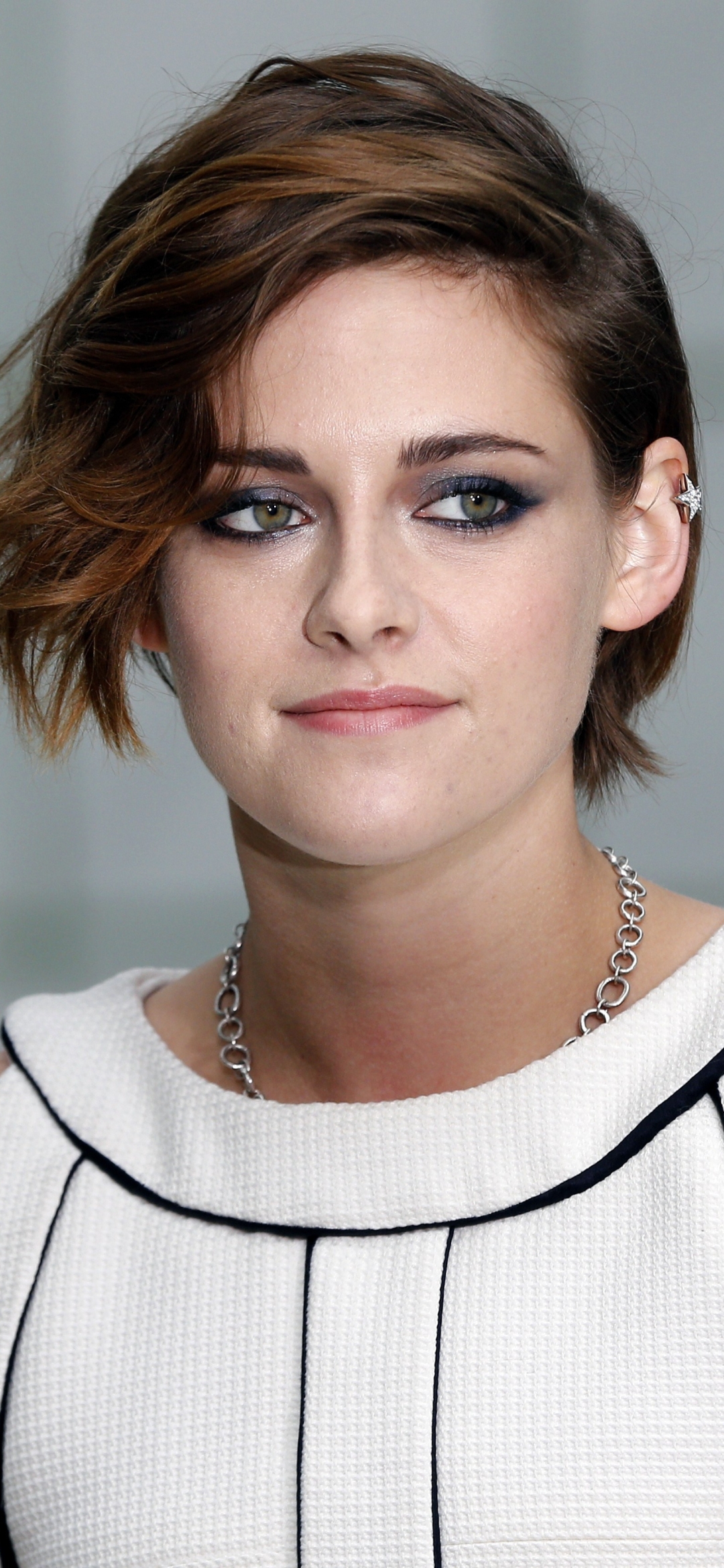 Download mobile wallpaper Kristen Stewart, Face, Brunette, American, Celebrity, Short Hair, Actress for free.