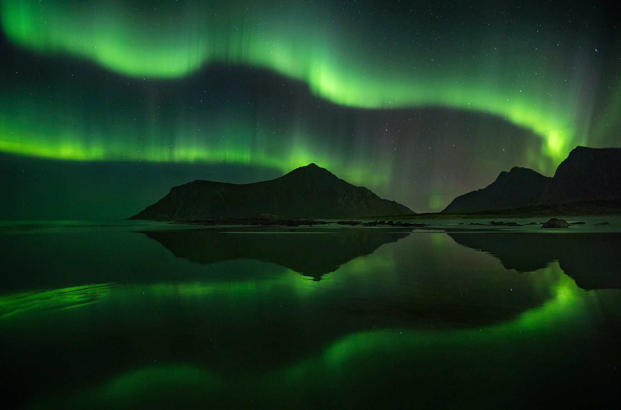 Téléchargez gratuitement l'image Nuit, Aurore Boréale, Ciel, Terre/nature, Réflection sur le bureau de votre PC