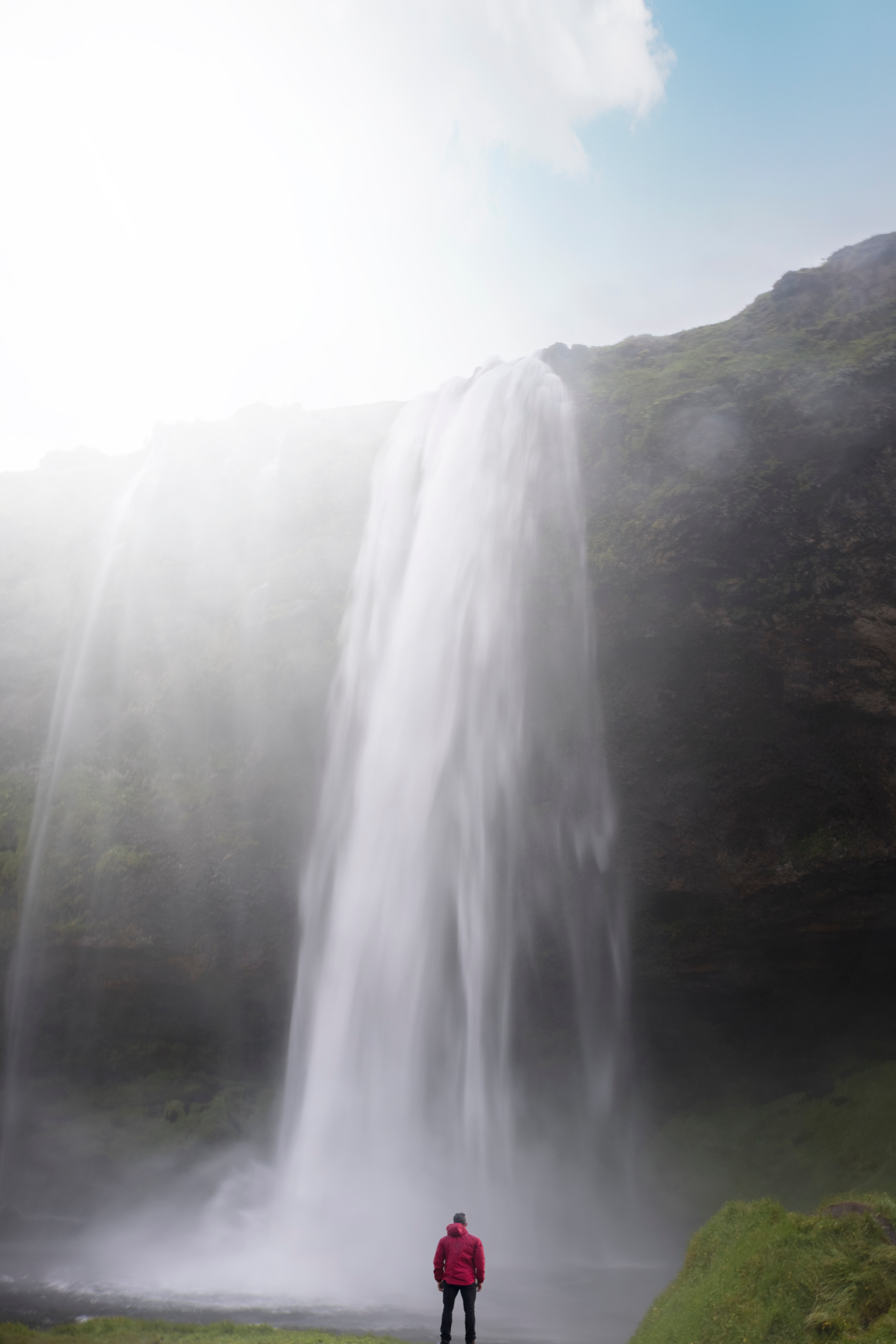 120168 скачать картинку водопад, природа, брызги, обрыв, человек, солнечный свет - обои и заставки бесплатно