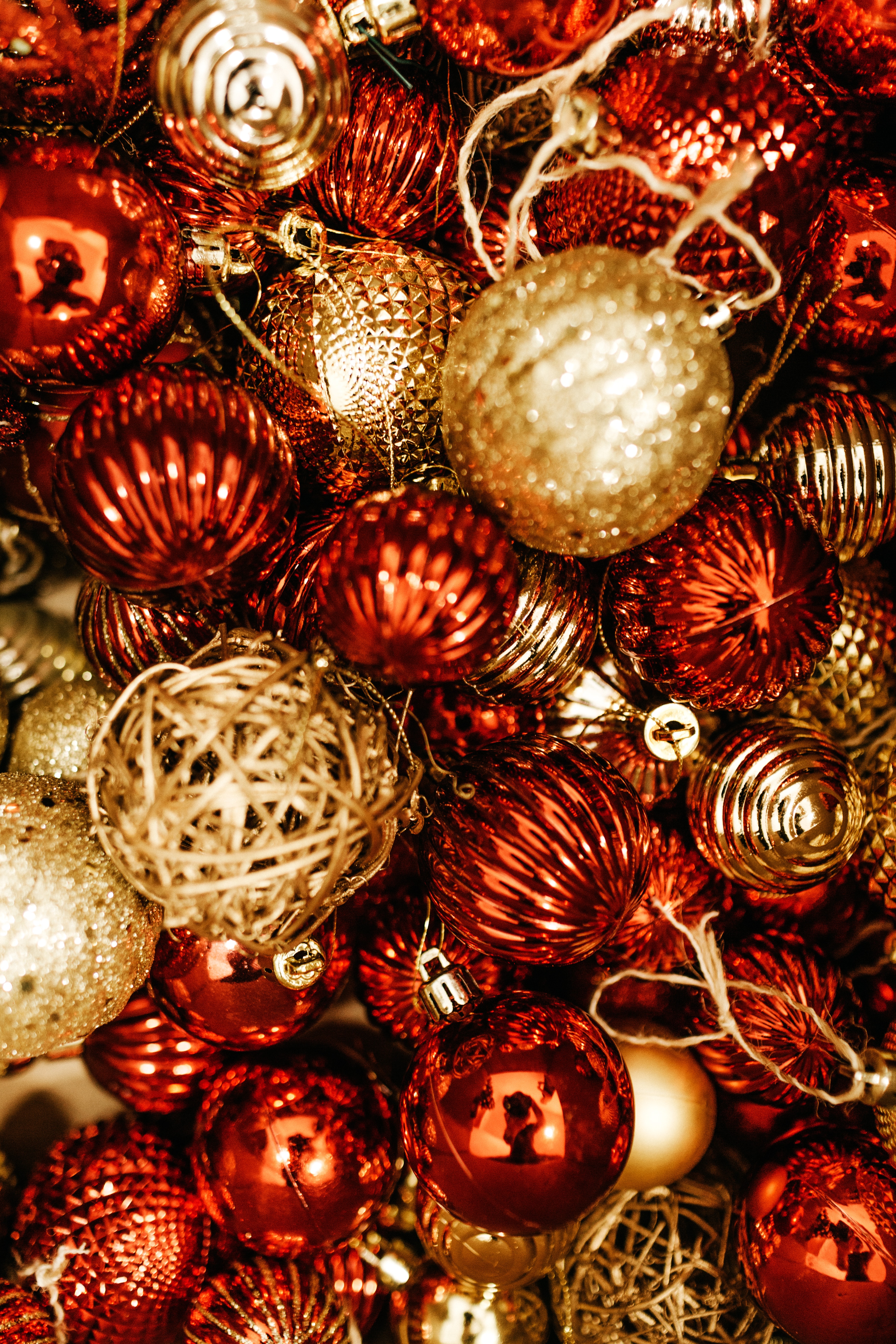 129059 скачать картинку украшения, праздники, новый год, рождество, шары, блестящий - обои и заставки бесплатно