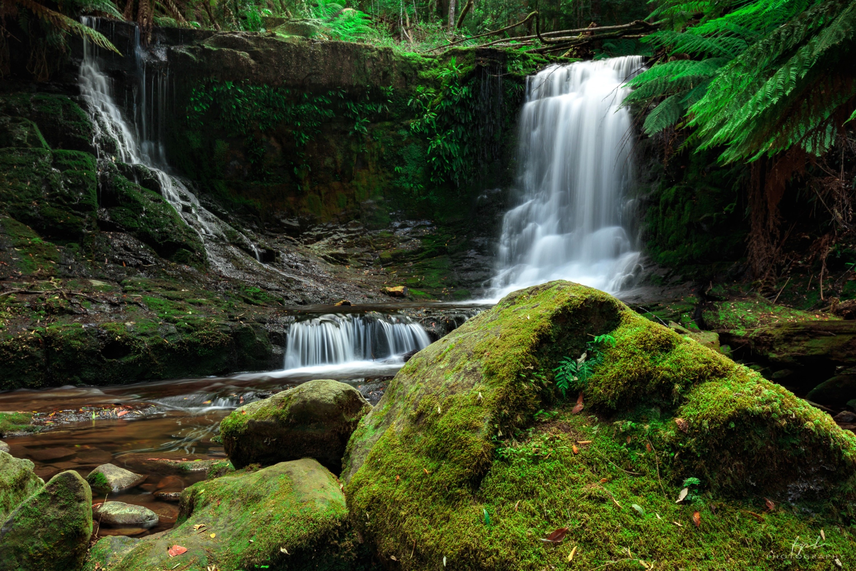 Скачать картинку Водопады, Водопад, Зелень, Мох, Земля/природа в телефон бесплатно.