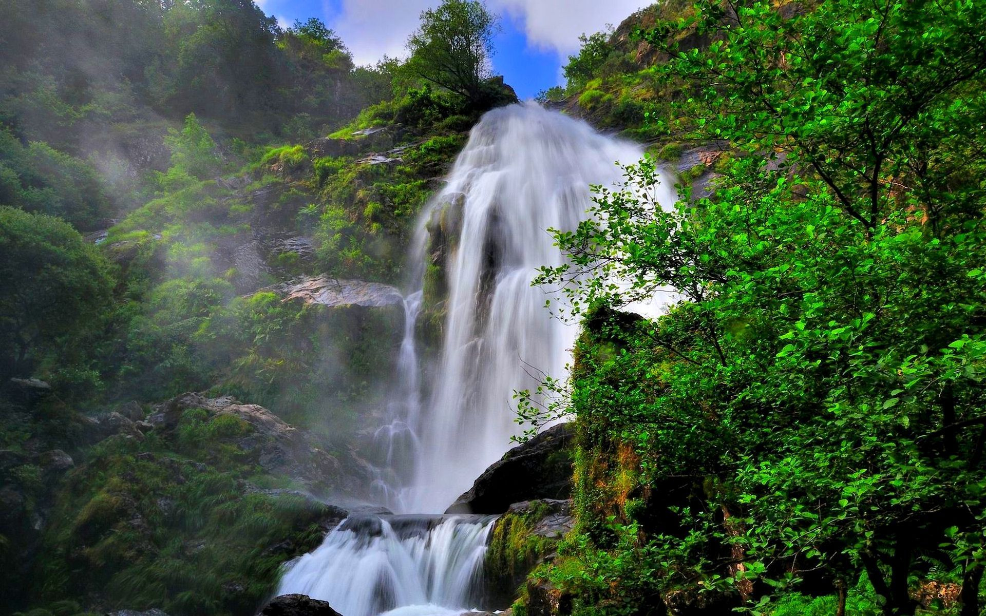 Скачать обои бесплатно Водопады, Гора, Водопад, Лес, Дерево, Зеленый, Земля/природа картинка на рабочий стол ПК