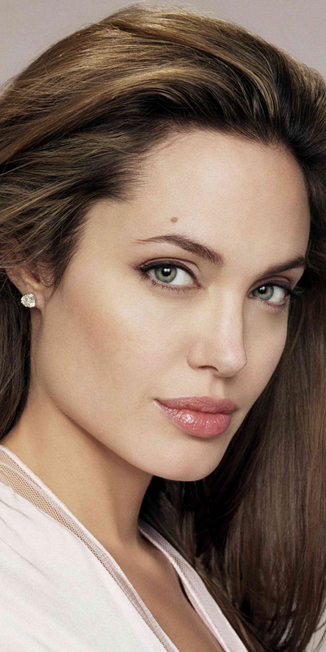 Handy-Wallpaper Angelina Jolie, Gesicht, Brünette, Amerikanisch, Berühmtheiten, Darstellerin kostenlos herunterladen.