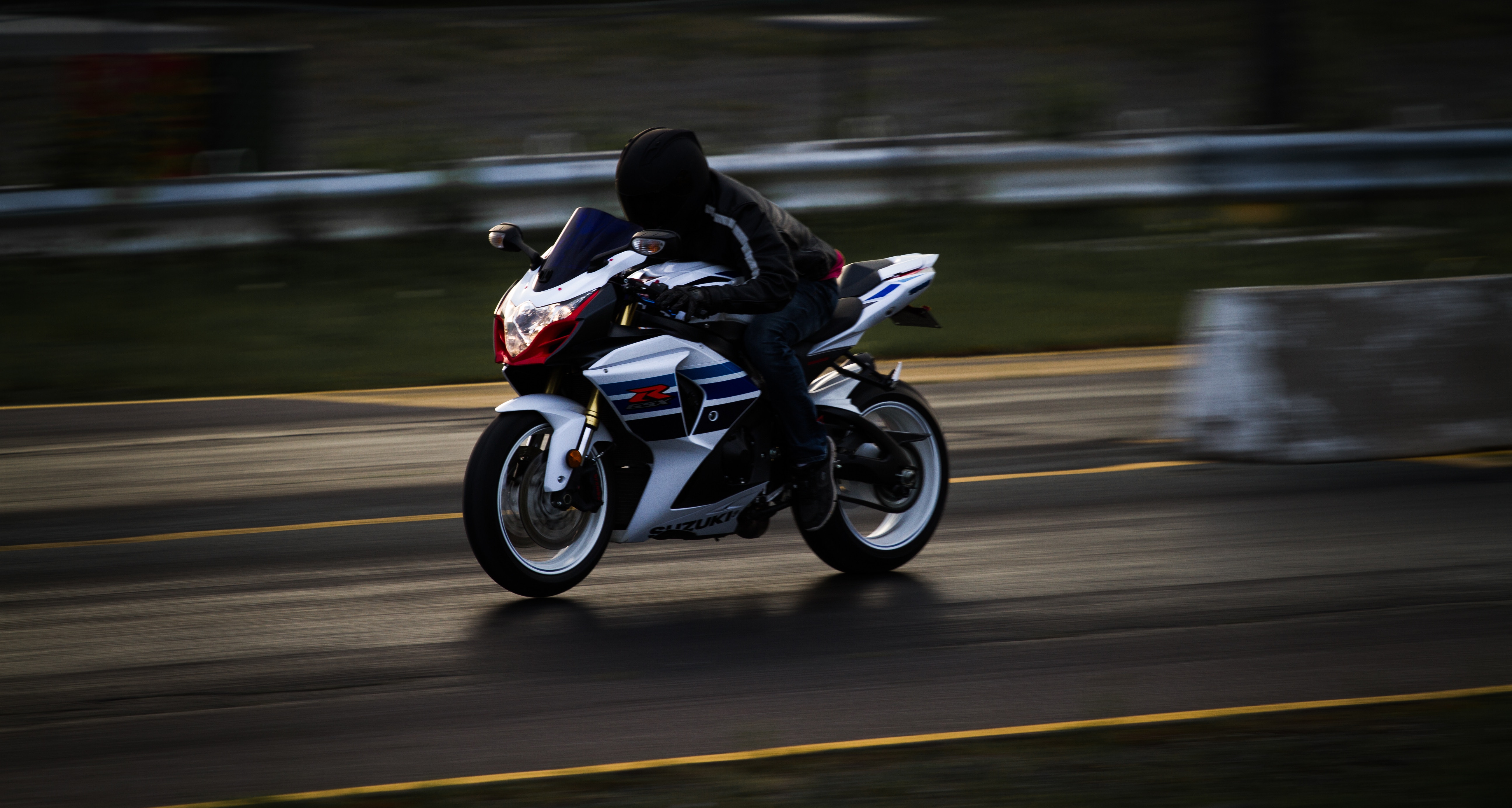 96143 скачать картинку мотоциклист, мотоциклы, движение, скорость, адреналин - обои и заставки бесплатно
