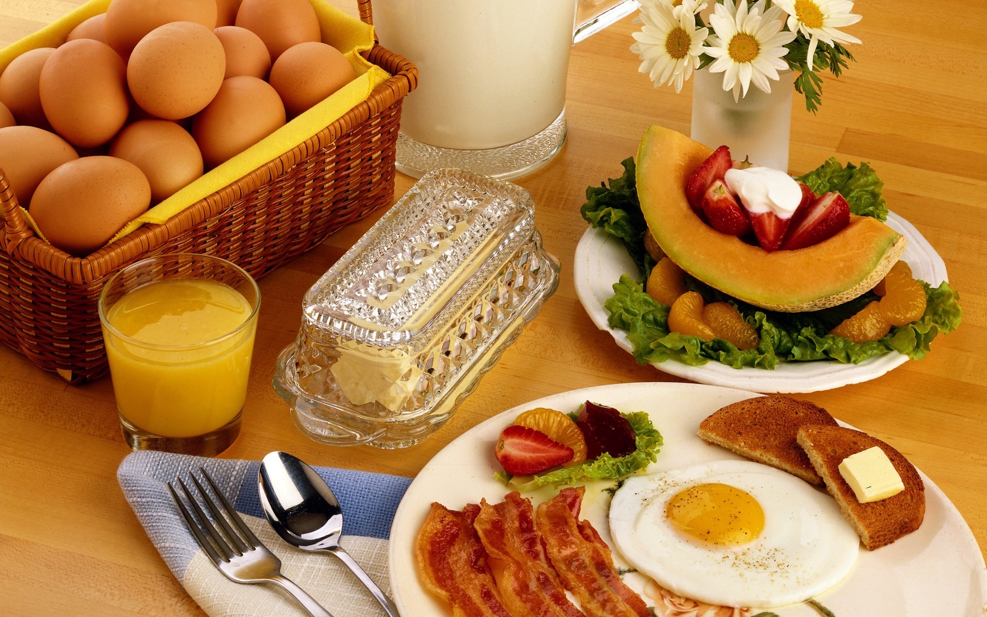614138壁紙のダウンロード食べ物, 朝ごはん, バスケット, バター, 卵, フルーツ, ジュース, 牛乳, トースト-スクリーンセーバーと写真を無料で