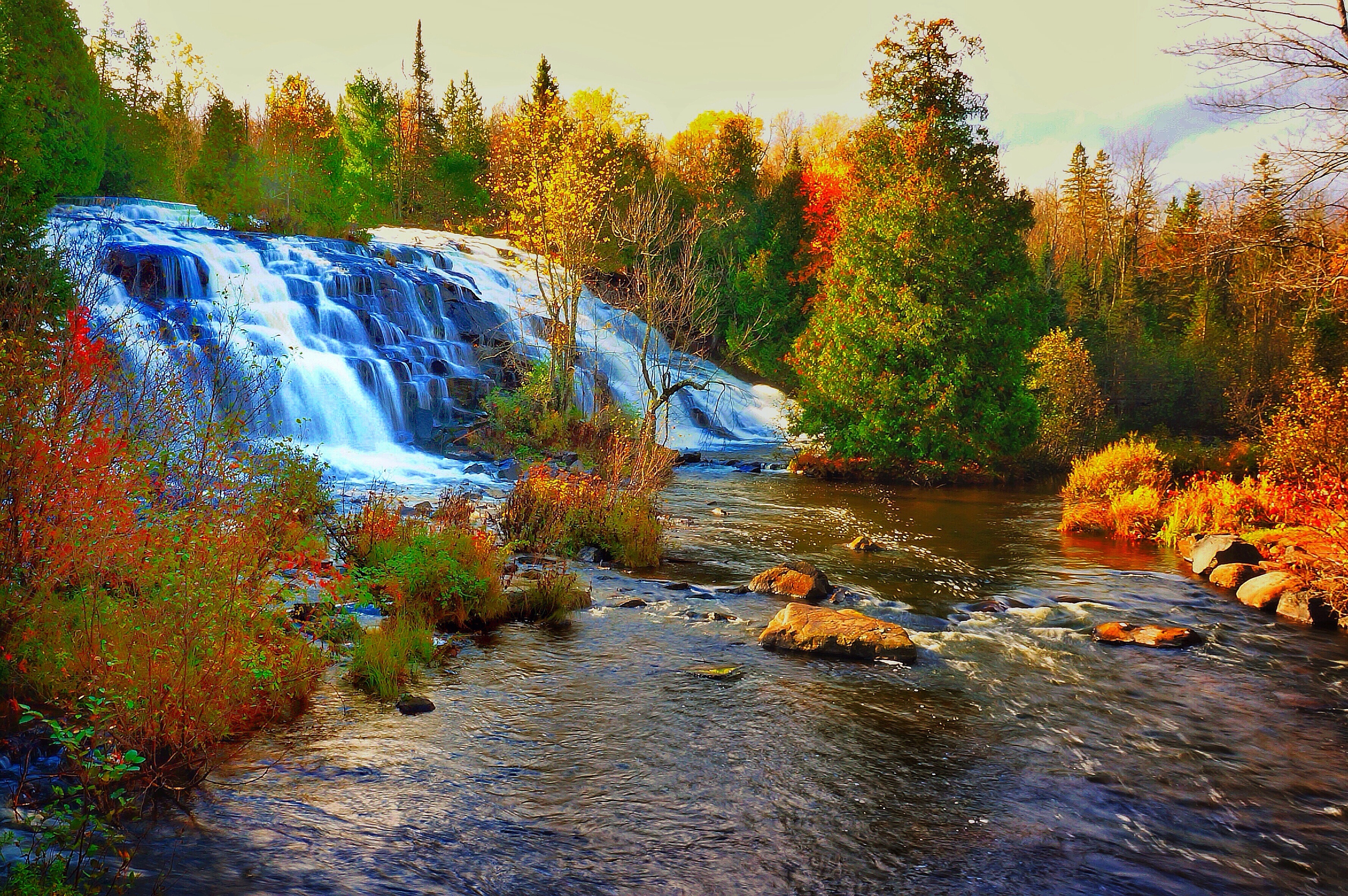 Скачать картинку Осень, Водопады, Водопад, Лес, Дерево, Ручей, Земля/природа в телефон бесплатно.