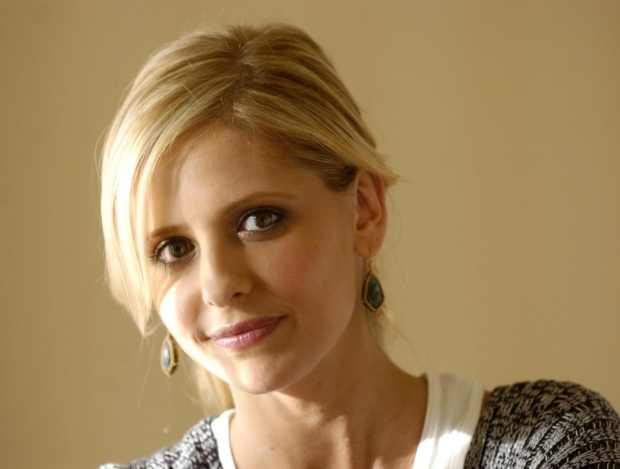 Handy-Wallpaper Berühmtheiten, Sarah Michelle Gellar kostenlos herunterladen.