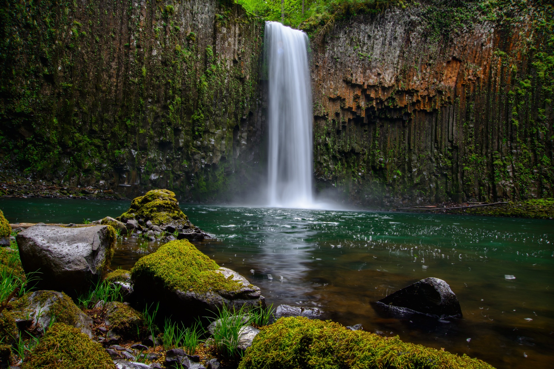 Handy-Wallpaper Wasserfall, Moos, Erde/natur kostenlos herunterladen.