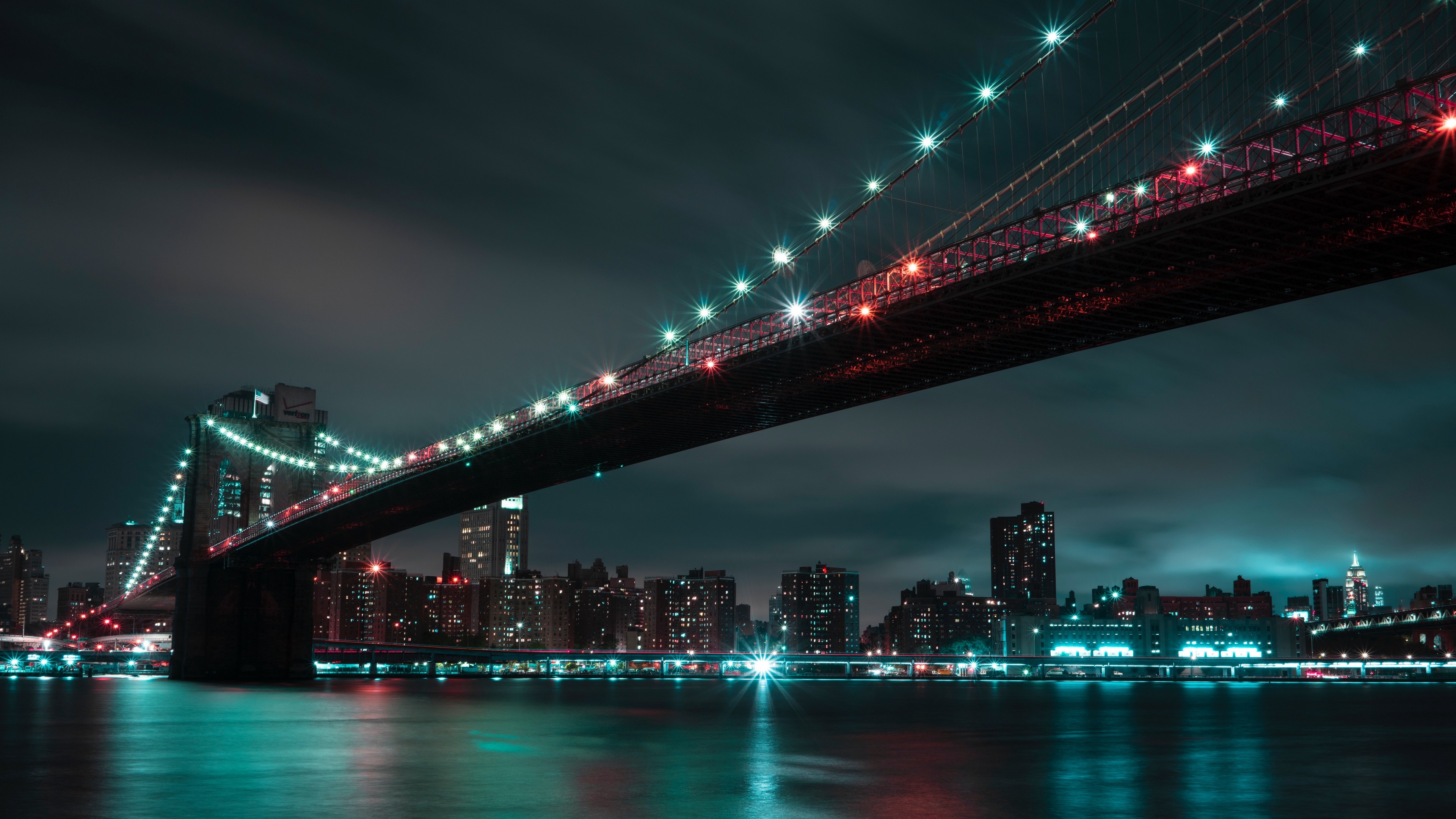Скачать картинку Мосты, Ночь, Свет, Мост, Нью Йорк, Бруклинский Мост, Сделано Человеком, Манхэттен в телефон бесплатно.