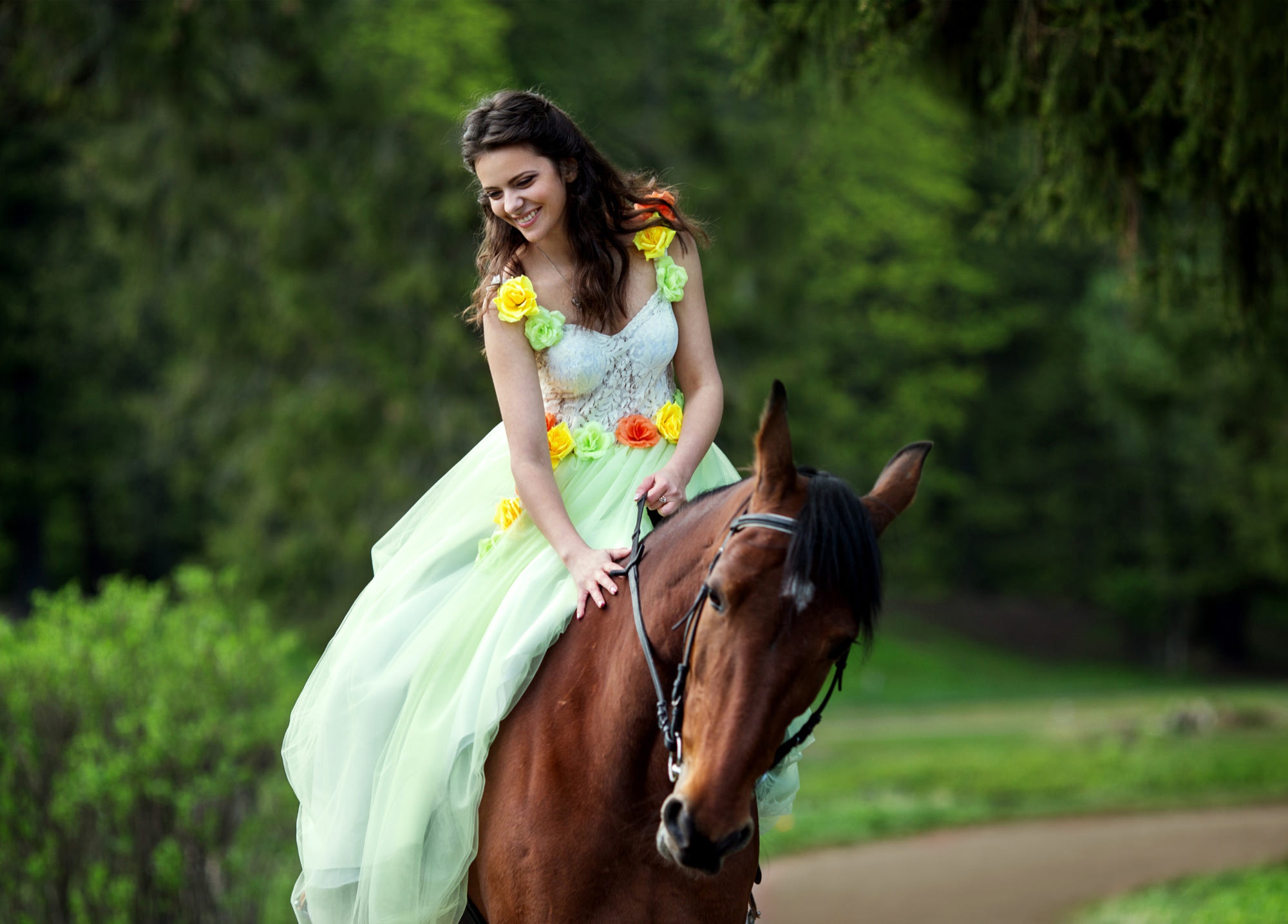 1006258 скачать обои женщины, настроение, платье, конный спорт, лошадь, модель, улыбка - заставки и картинки бесплатно