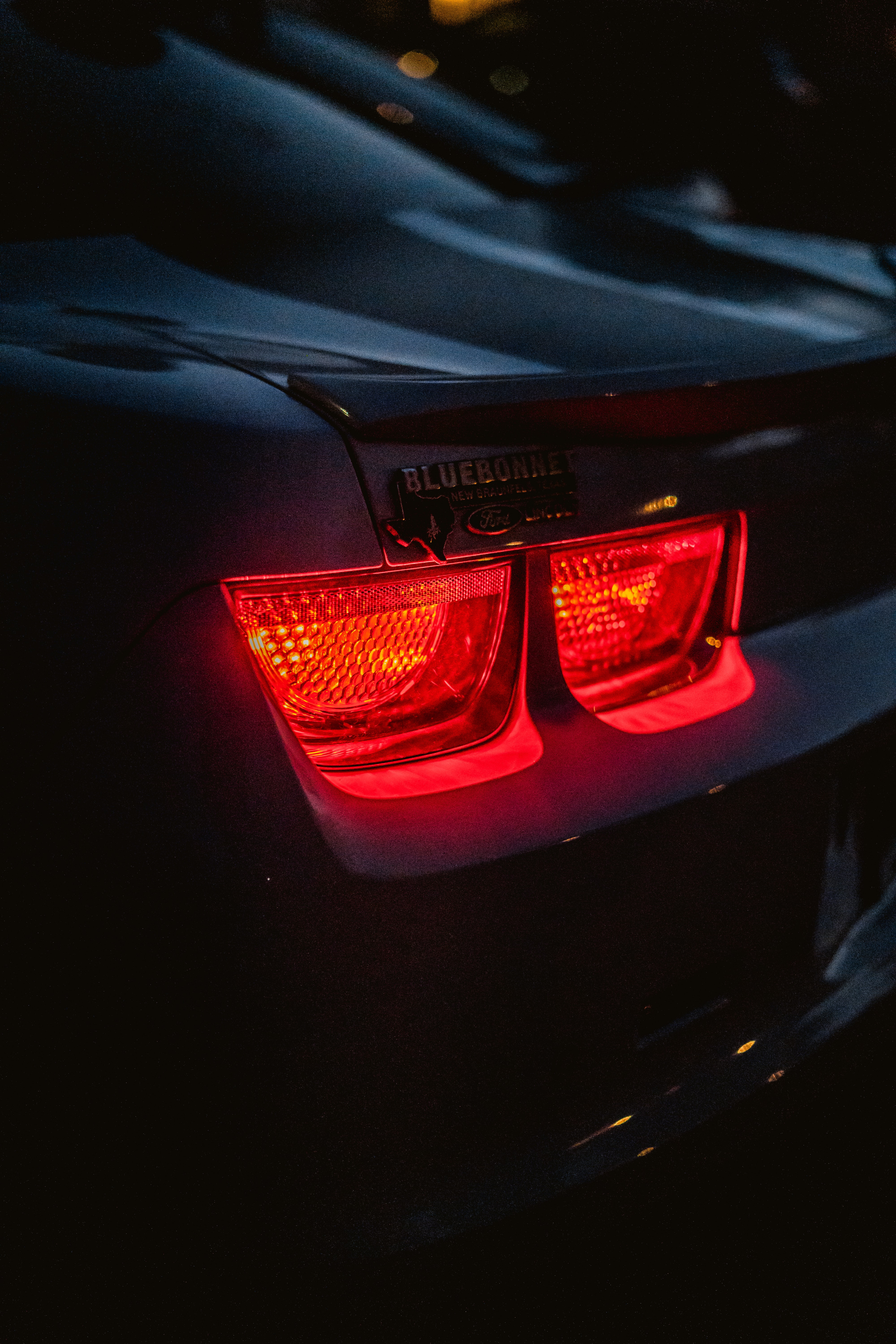 70098 télécharger le fond d'écran voitures, ford, rouge, lumières, voiture, lanternes, rétroéclairage, illumination - économiseurs d'écran et images gratuitement