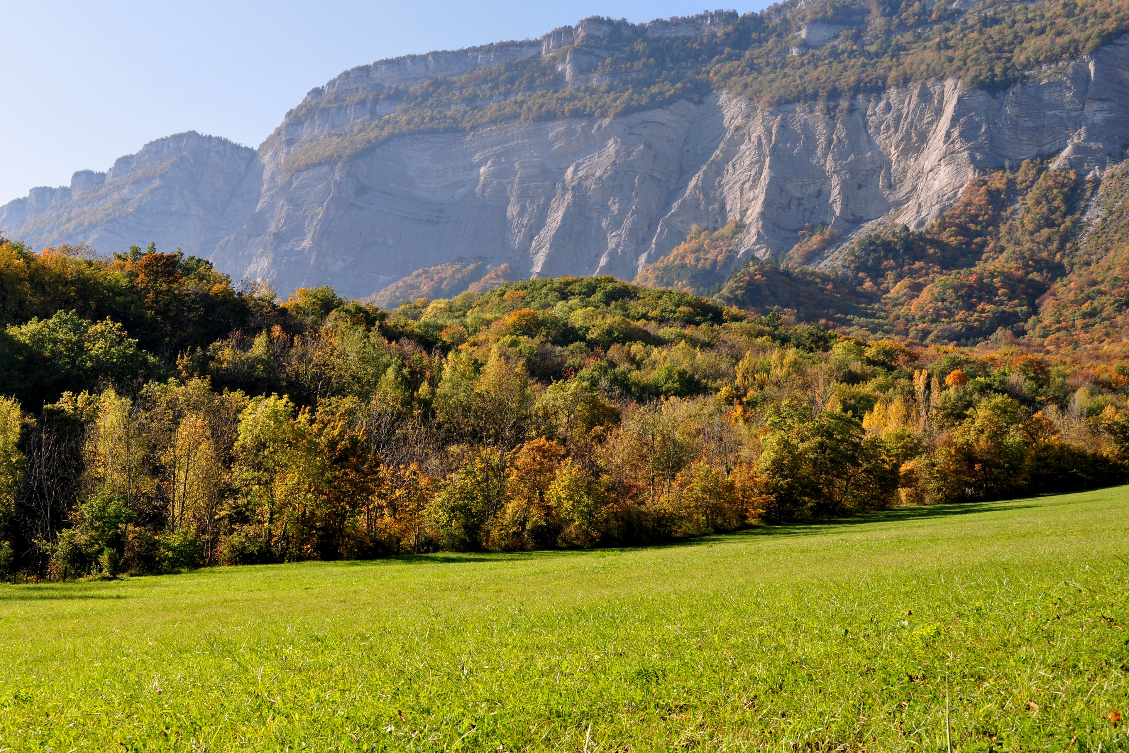 Handy-Wallpaper Natur, Bäume, Felsen, Die Steine, Grass, Sky, Mountains kostenlos herunterladen.