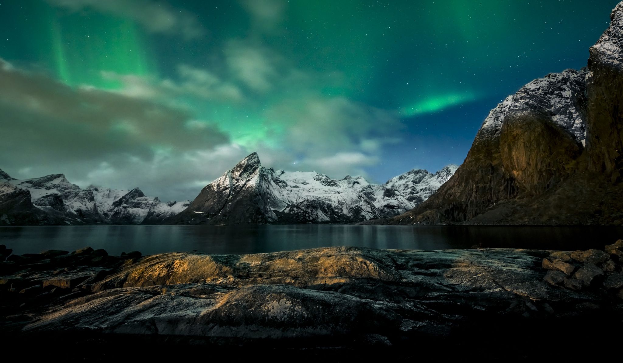 Baixar papel de parede para celular de Inverno, Neve, Montanha, Luz, Aurora Boreal, Noruega, Terra/natureza gratuito.