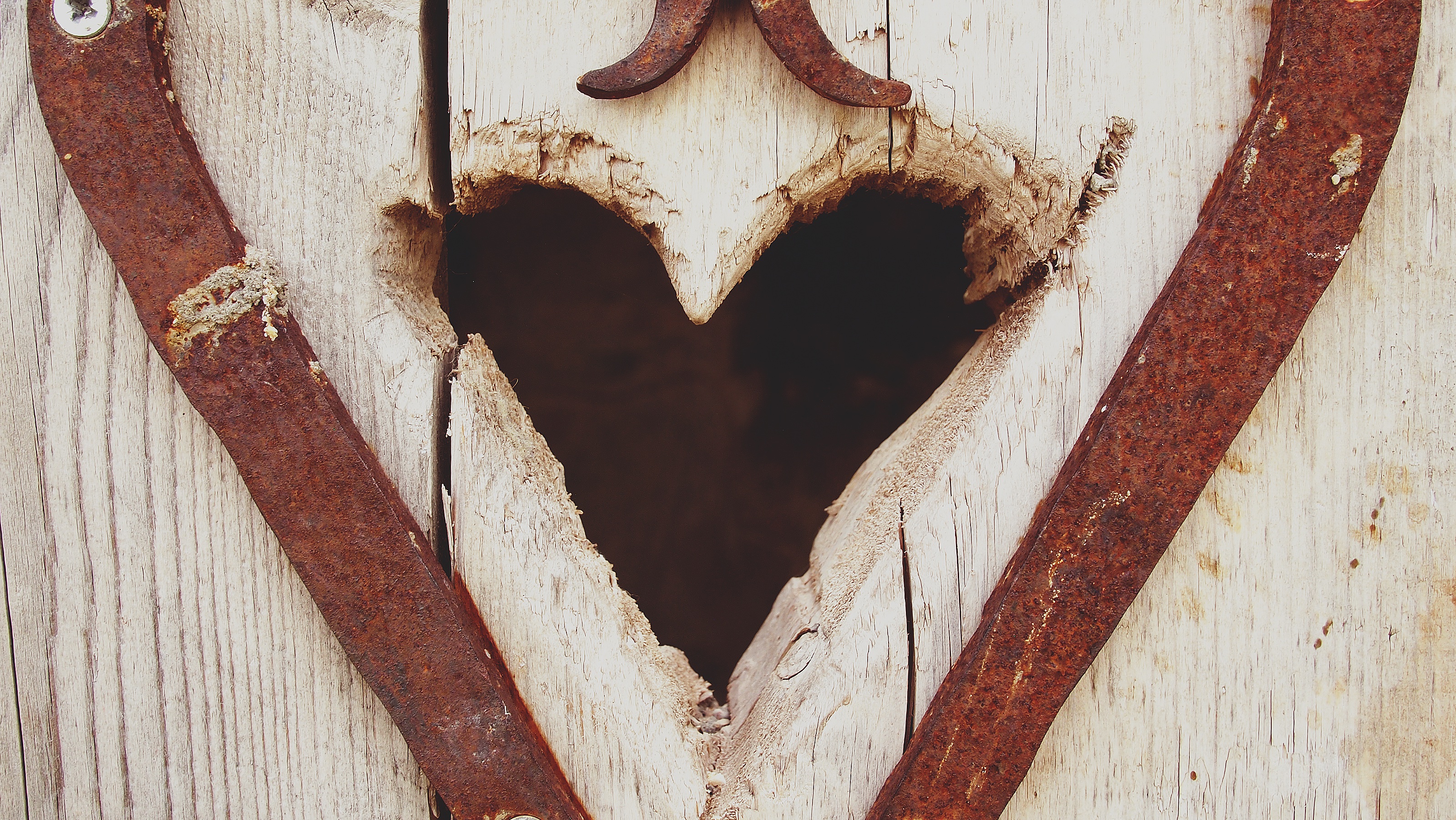 136113 завантажити картинку любов, дерев'яний, дерев'яні, серце, залізо - шпалери і заставки безкоштовно