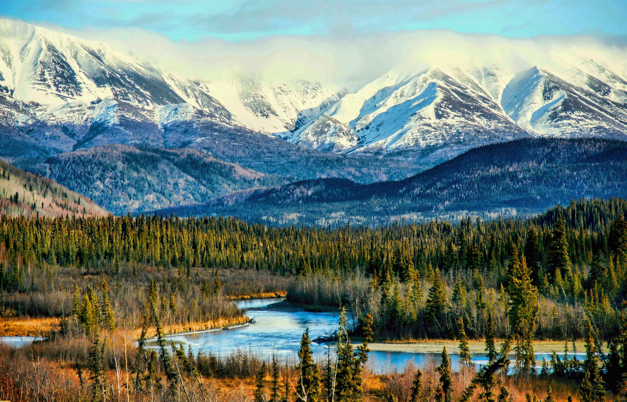 Handy-Wallpaper Landschaft, Natur, Schnee, Wald, Fluss, Gebirge, Alaska, Erde/natur kostenlos herunterladen.