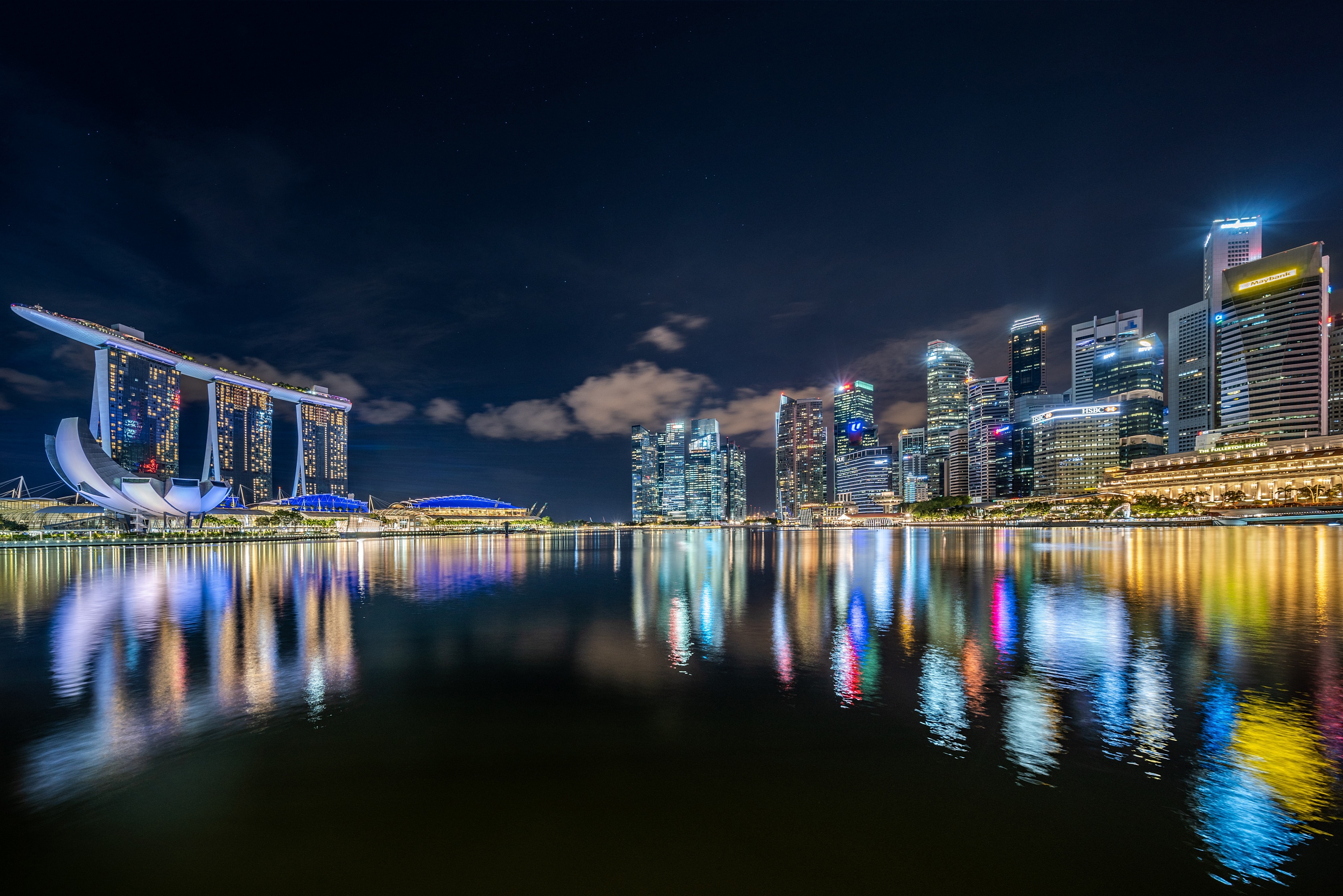 Скачать картинку Города, Ночь, Город, Отражение, Свет, Здание, Сингапур, Небоскрёб, Сделано Человеком, Marina Bay Sands в телефон бесплатно.