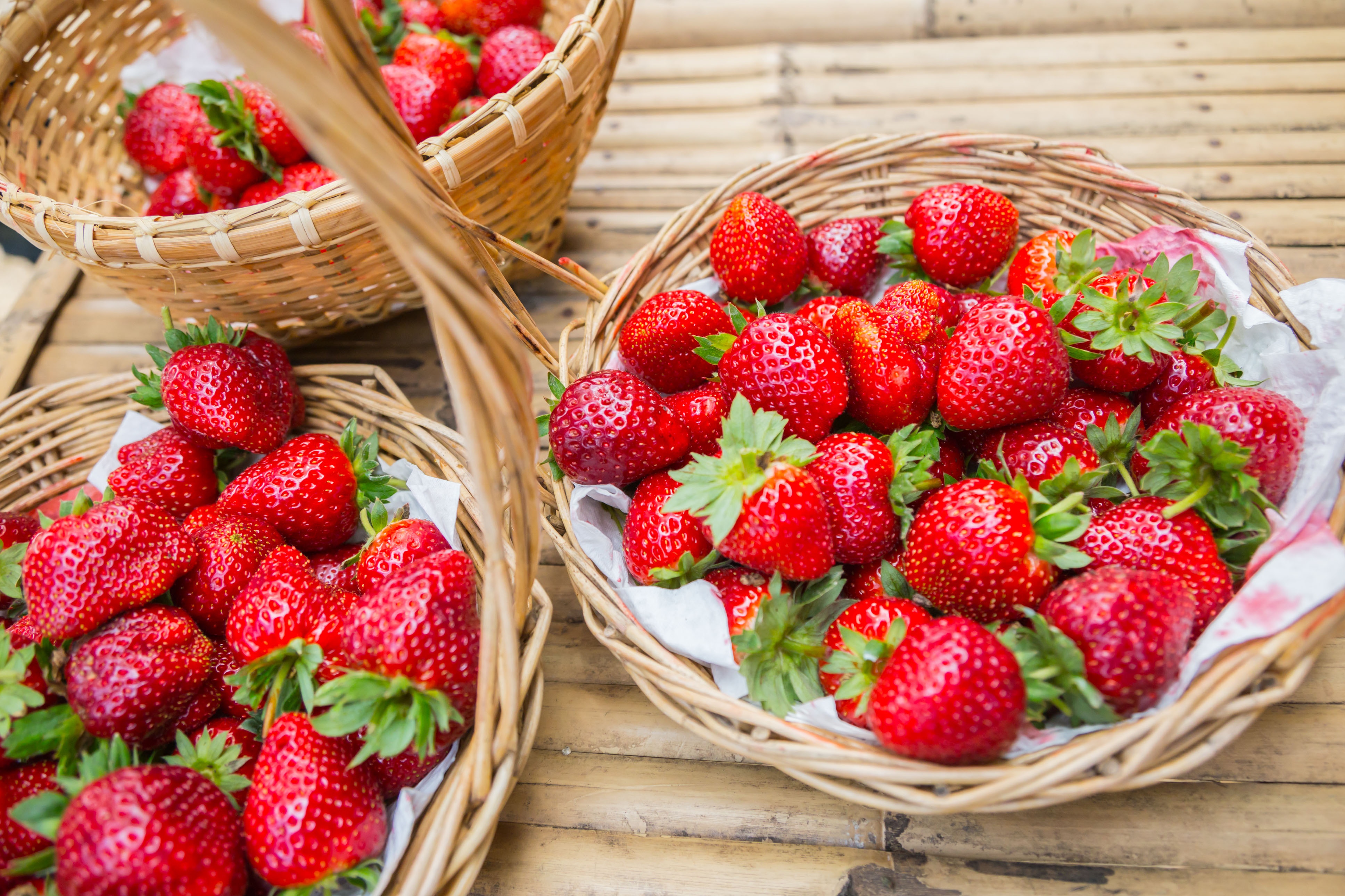 Handy-Wallpaper Erdbeere, Frucht, Nahrungsmittel, Stillleben, Früchte kostenlos herunterladen.