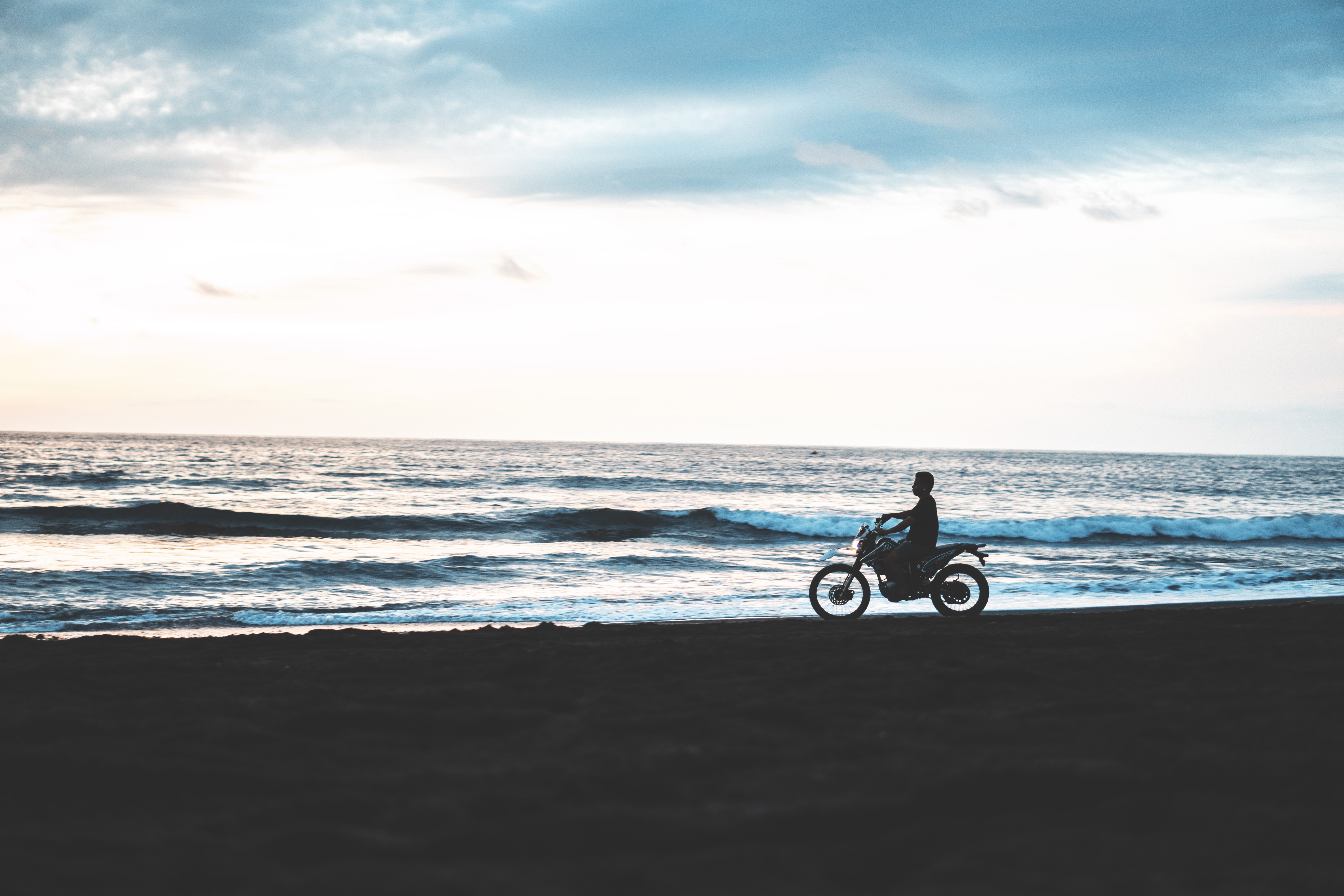 105614 télécharger l'image motocycliste, plage, moto, sombre, silhouette, motocyclette - fonds d'écran et économiseurs d'écran gratuits