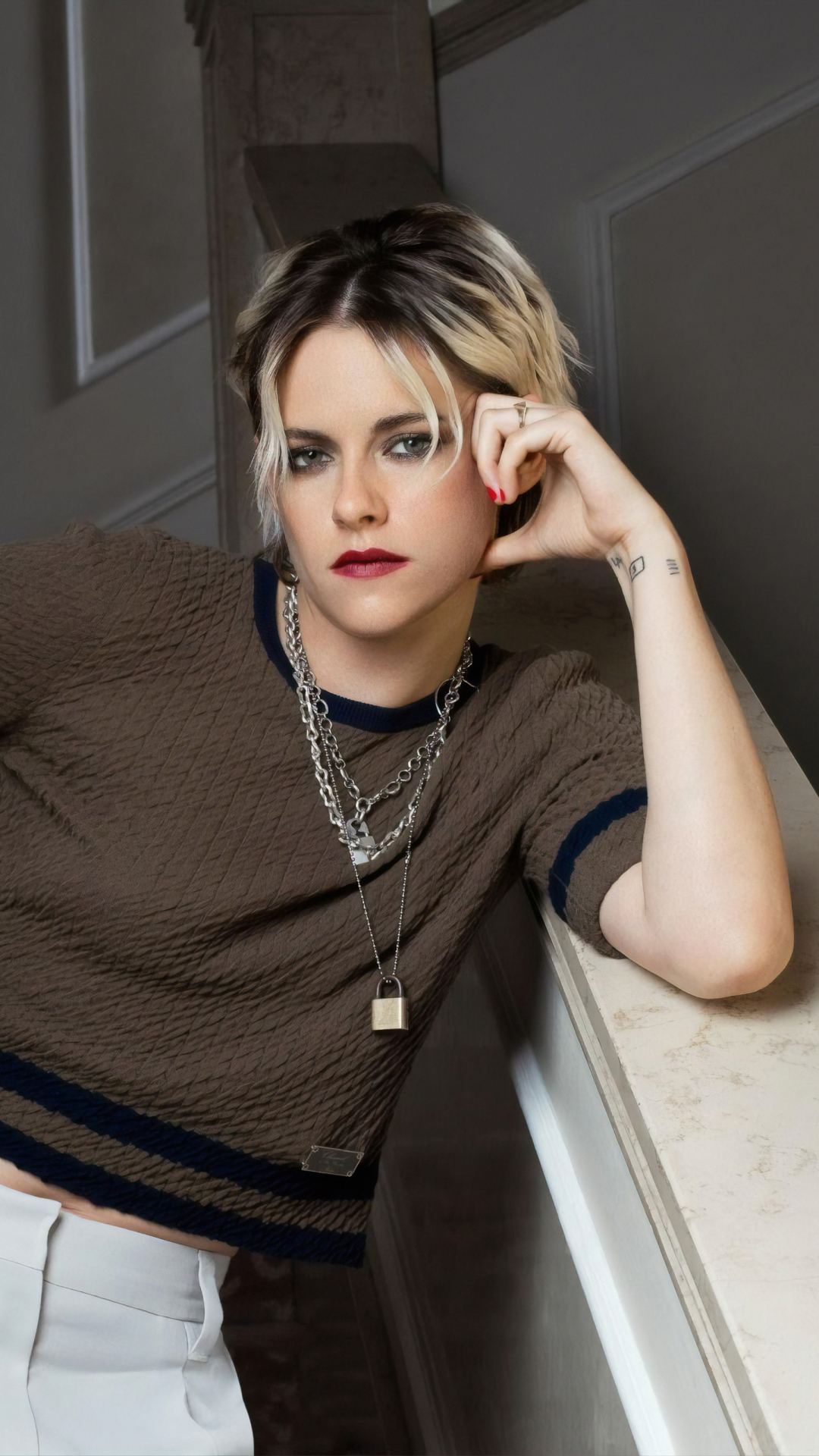 Download mobile wallpaper Kristen Stewart, Blonde, American, Celebrity, Short Hair, Actress, Lipstick for free.