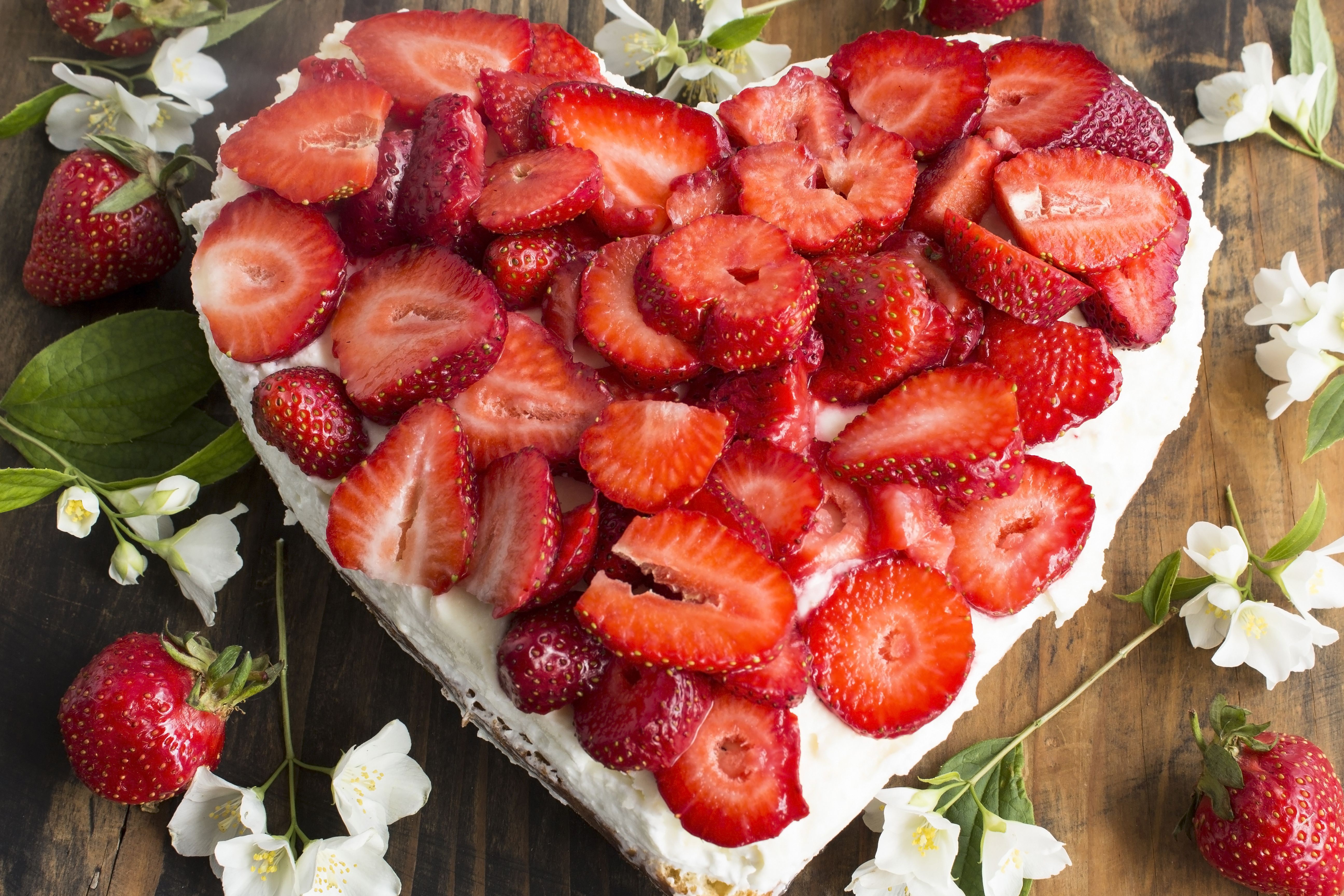 Handy-Wallpaper Erdbeere, Kuchen, Nahrungsmittel, Herzförmig kostenlos herunterladen.