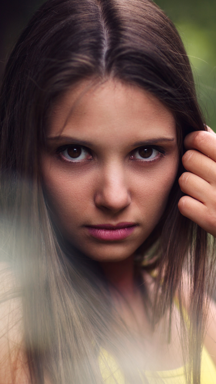 Handy-Wallpaper Bokeh, Brünette, Modell, Frauen, Braune Augen, Lippenstift kostenlos herunterladen.