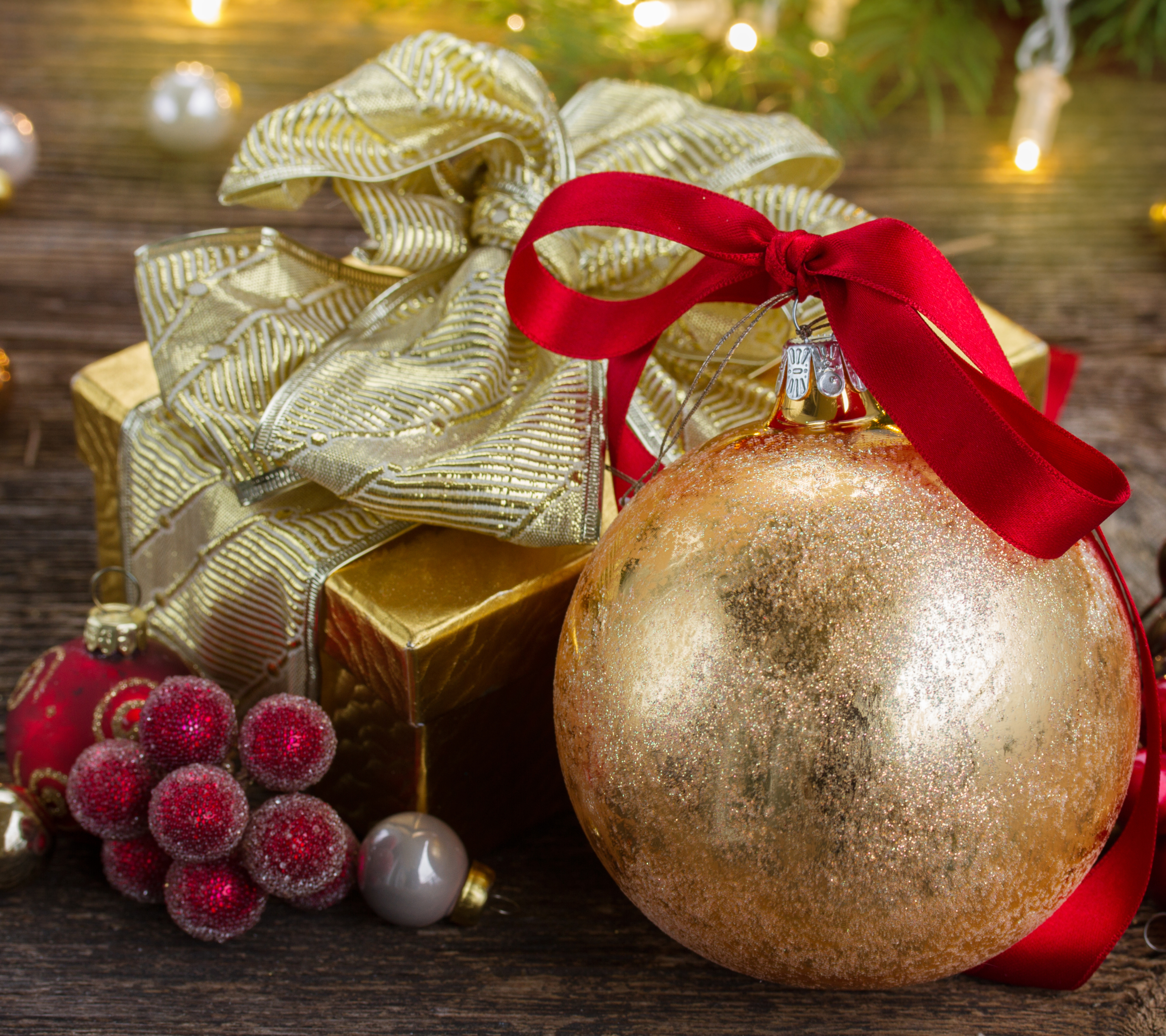 Handy-Wallpaper Feiertage, Weihnachten, Beere, Frucht, Geschenk, Weihnachtsschmuck, Schleife, Ferien, Feiertag kostenlos herunterladen.