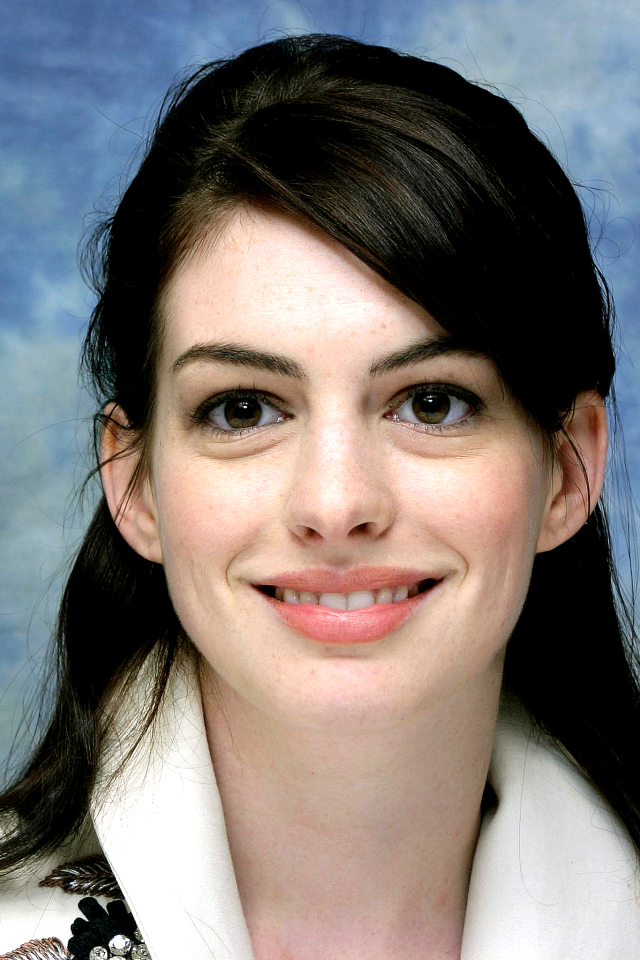 Handy-Wallpaper Anne Hathaway, Nahansicht, Lächeln, Gesicht, Berühmtheiten kostenlos herunterladen.