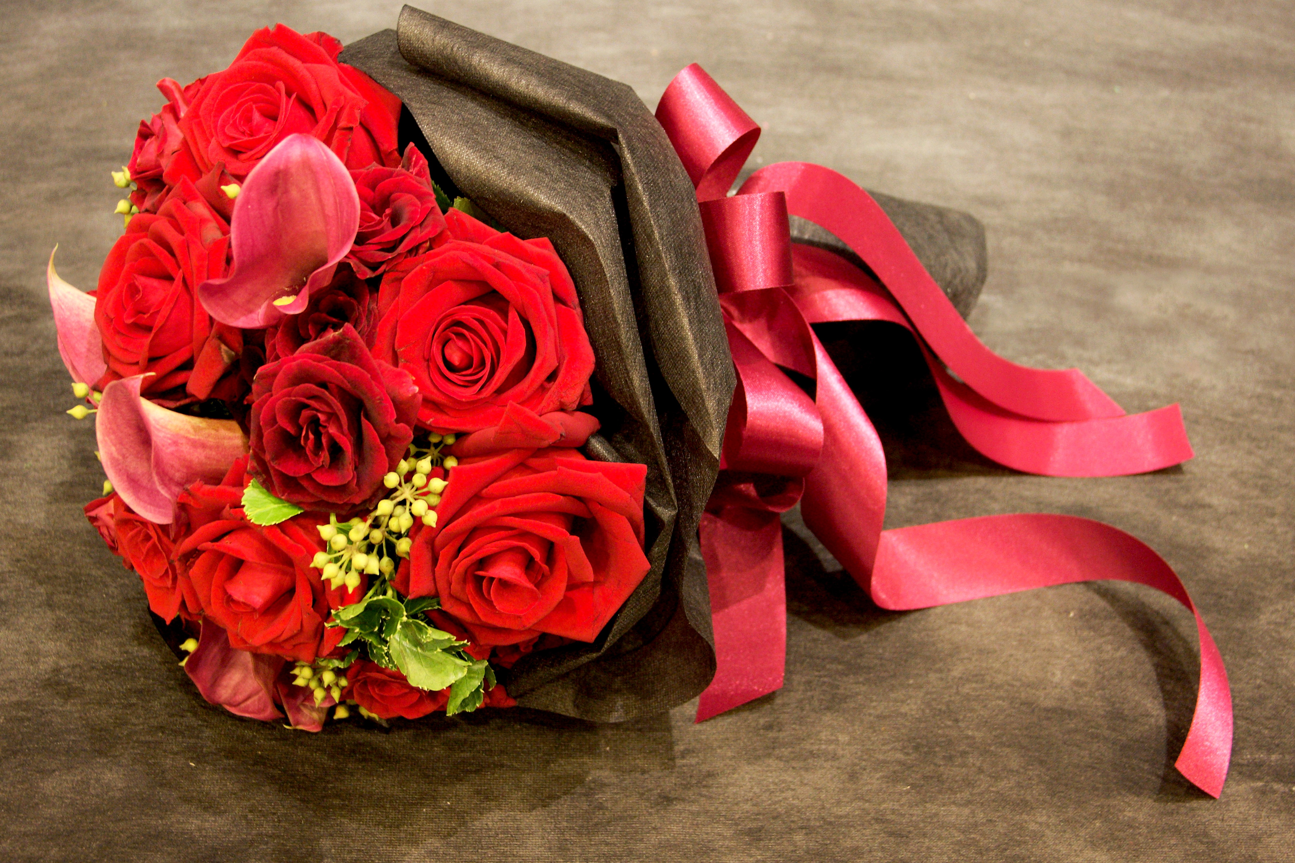 Handy-Wallpaper Blume, Rose, Strauß, Rote Rose, Rote Blume, Menschengemacht, Stillleben kostenlos herunterladen.