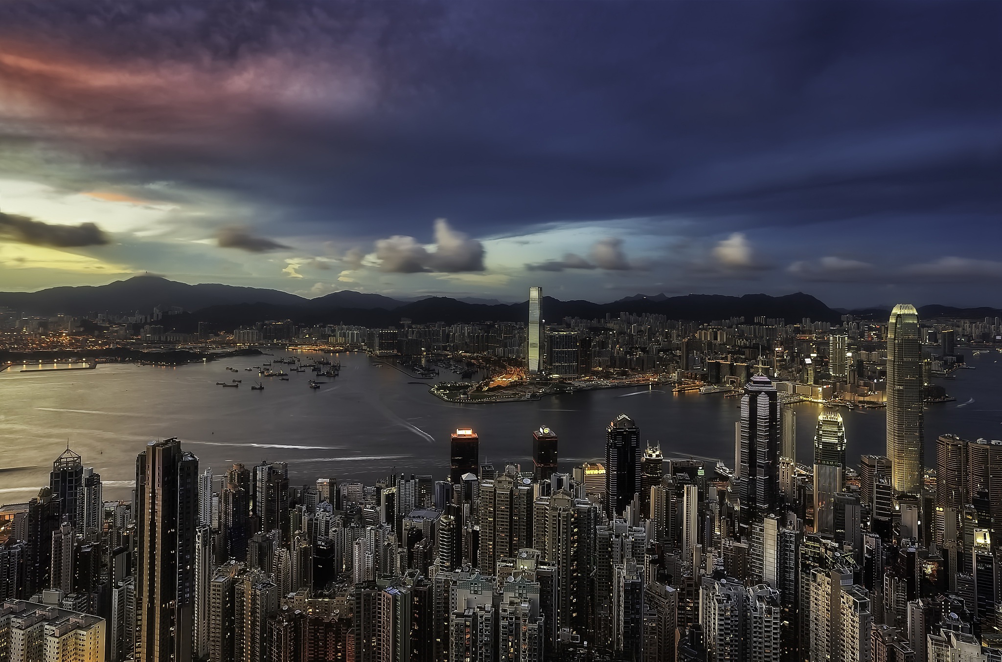 Handy-Wallpaper Städte, Wolkenkratzer, Gebäude, Stadtbild, Wolke, China, Hongkong, Menschengemacht, Großstadt, Luftbildfotografie kostenlos herunterladen.