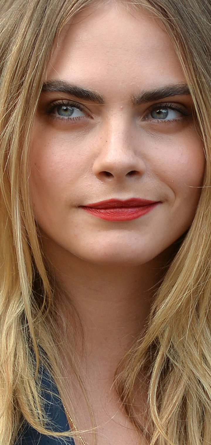 Handy-Wallpaper Lächeln, Blond, Englisch, Gesicht, Modell, Blaue Augen, Blondinen, Berühmtheiten, Darstellerin, Lippenstift, Cara Delevingne kostenlos herunterladen.