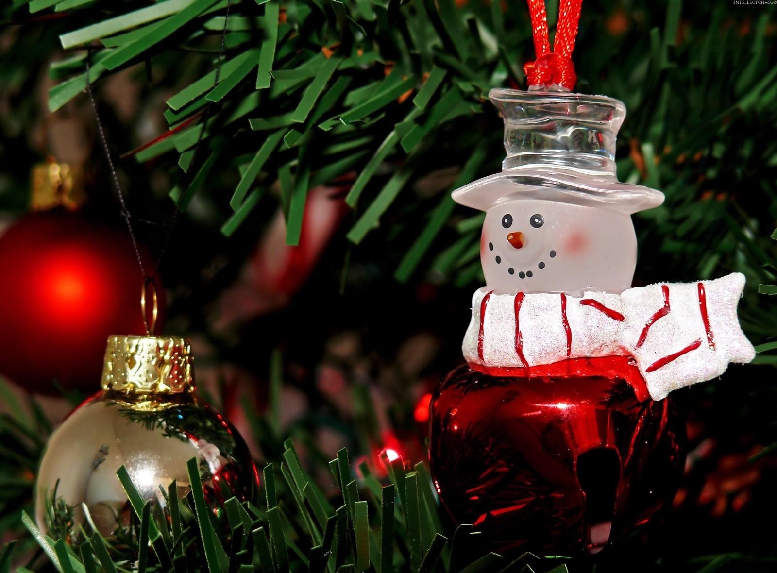111797 descargar fondo de pantalla vacaciones, muñeco de nieve, rama, decoraciones de navidad, juguetes de árbol de navidad, árbol de navidad, monigote de nieve: protectores de pantalla e imágenes gratis