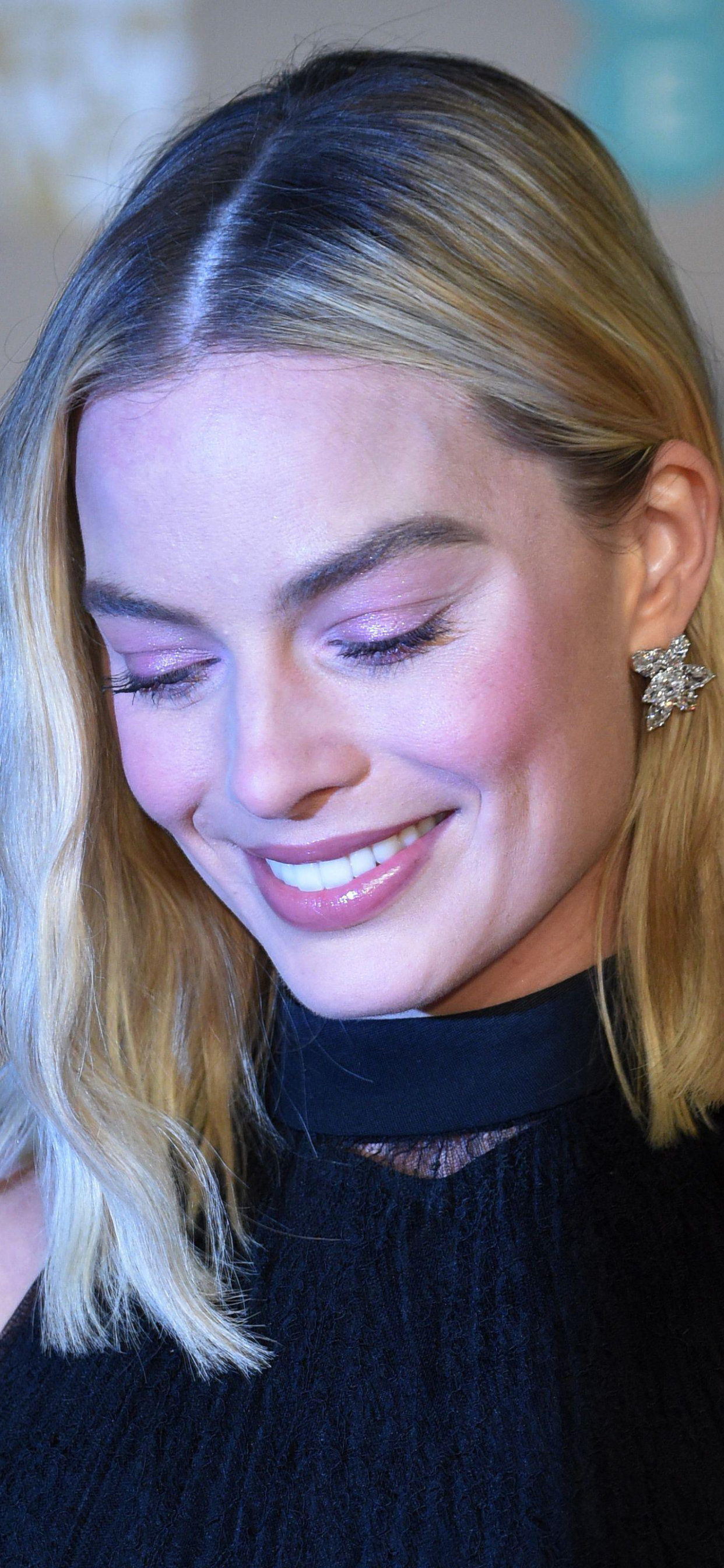 Download mobile wallpaper Smile, Blonde, Celebrity, Actress, Australian, Margot Robbie for free.