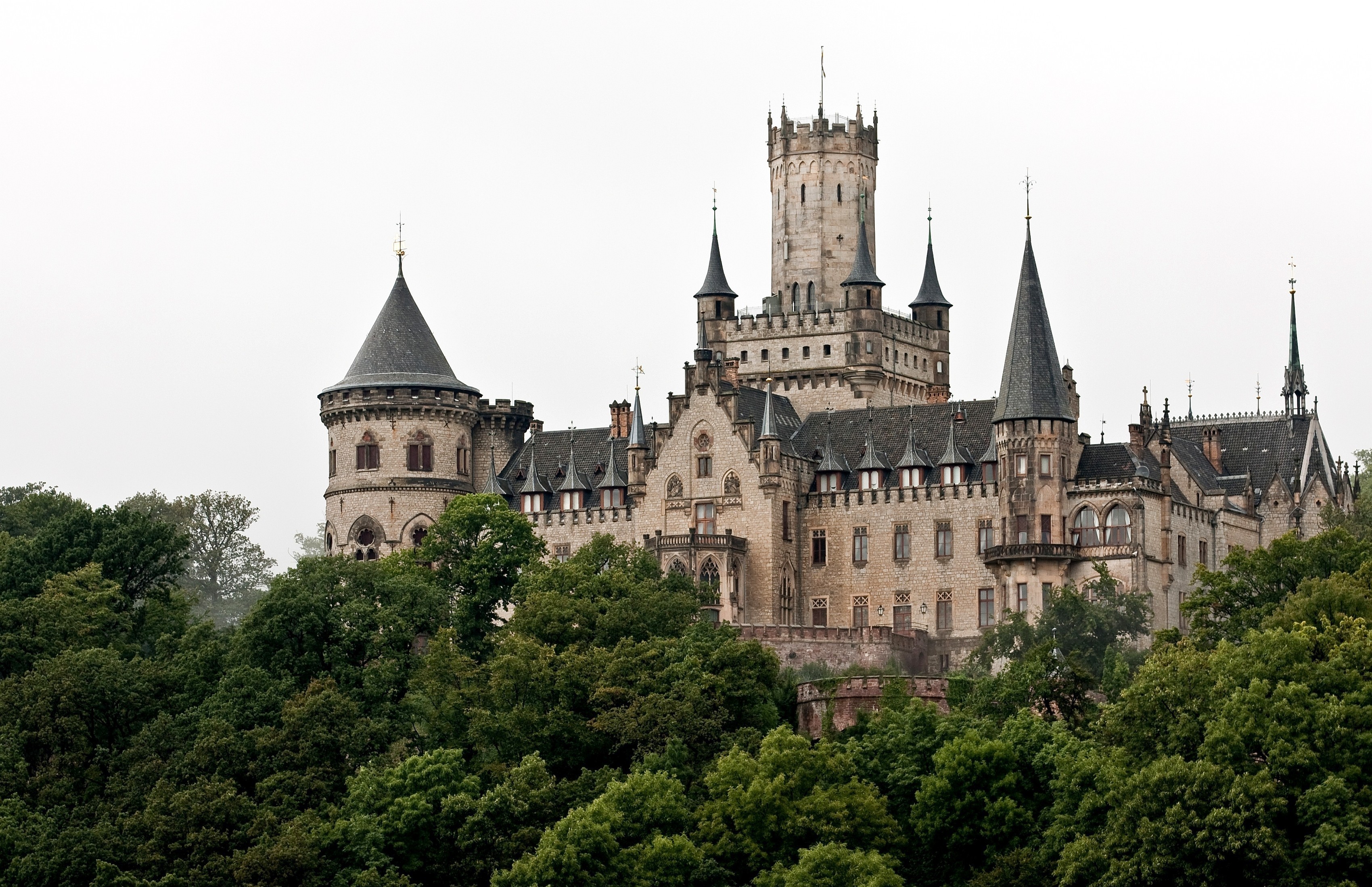 Популярні заставки і фони Замок Марієнбург (Ганновер) на комп'ютер