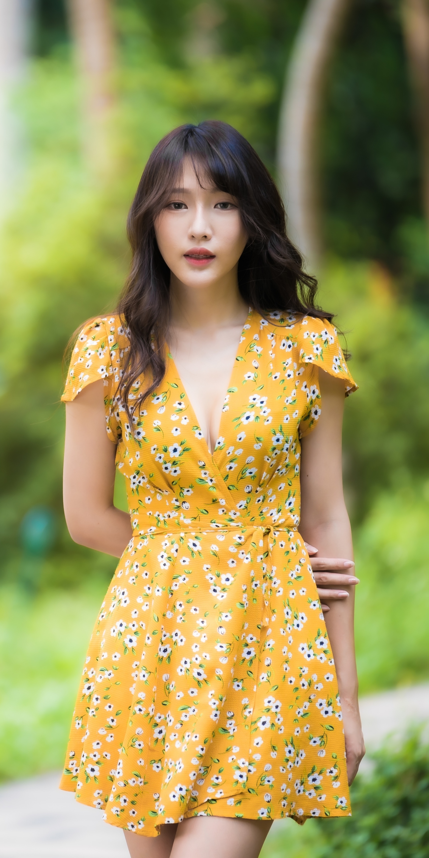 Handy-Wallpaper Modell, Frauen, Gelbes Kleid, Schwarzes Haar, Asiatinnen kostenlos herunterladen.