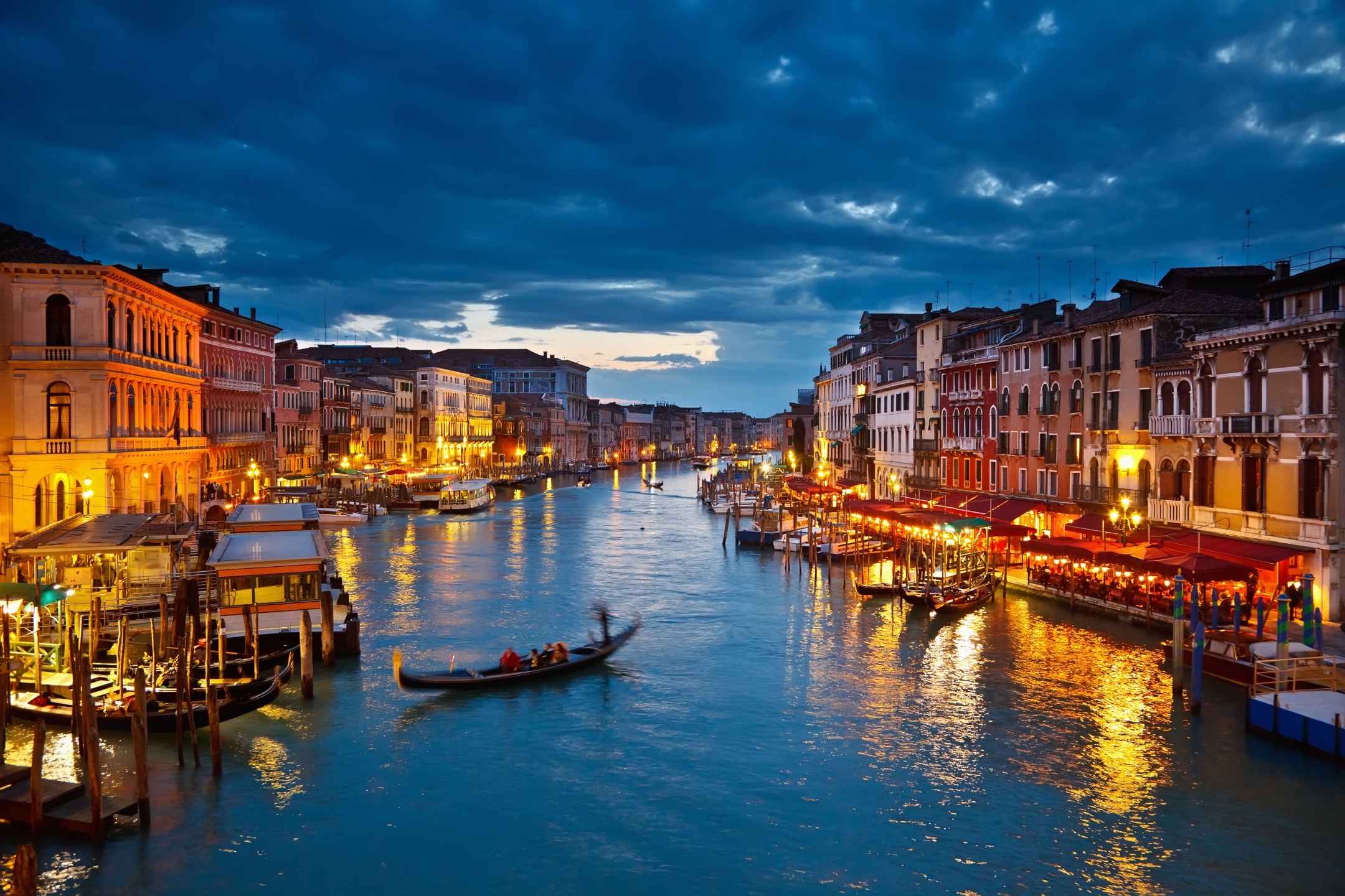 PCデスクトップに都市, 街, イタリア, ヴェネツィア, 光, 夜, ゴンドラ, マンメイド, 運河画像を無料でダウンロード