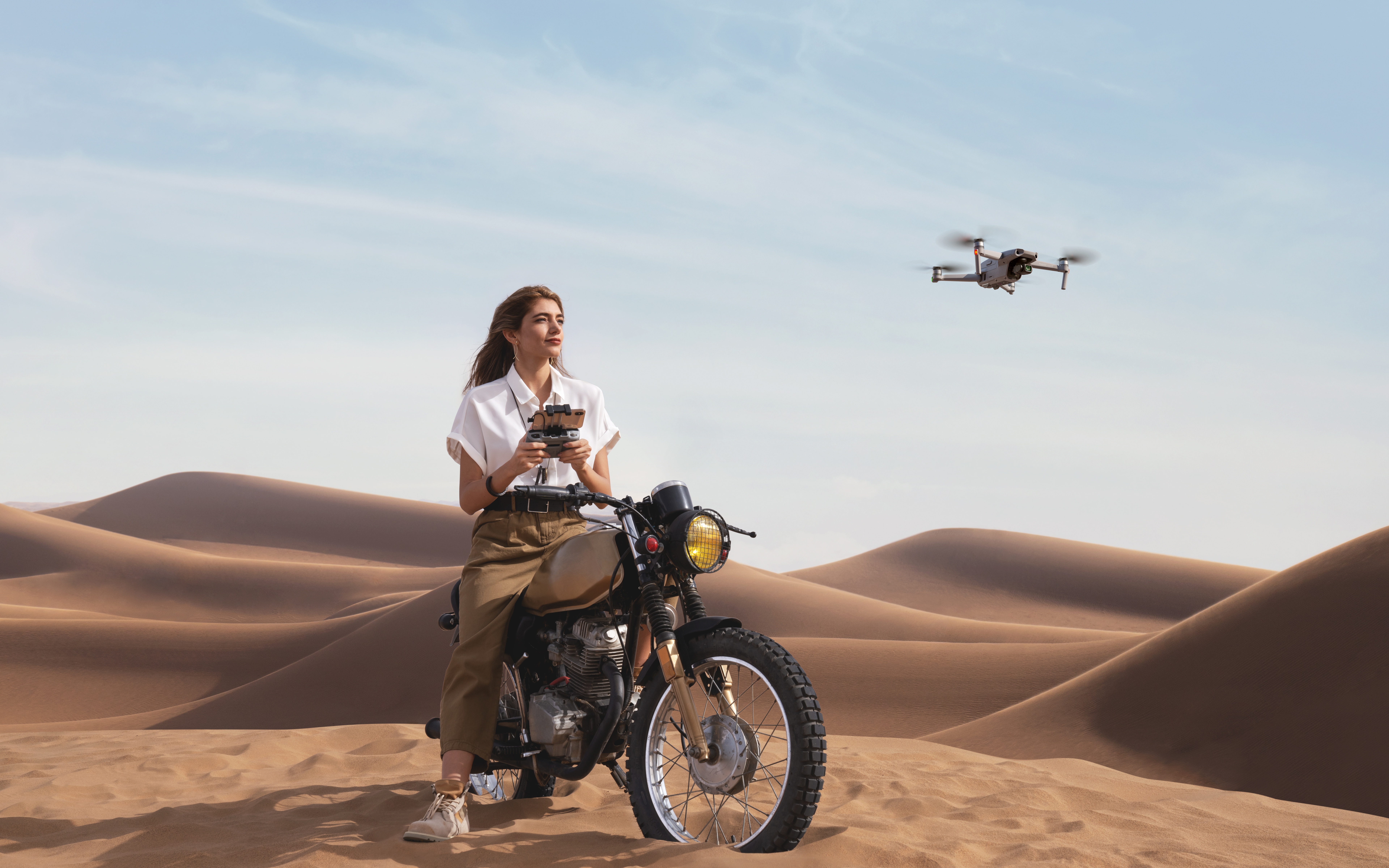 992553 télécharger le fond d'écran femmes, femmes & motos, désert, drone, dune, top model, motocycle, le sable - économiseurs d'écran et images gratuitement