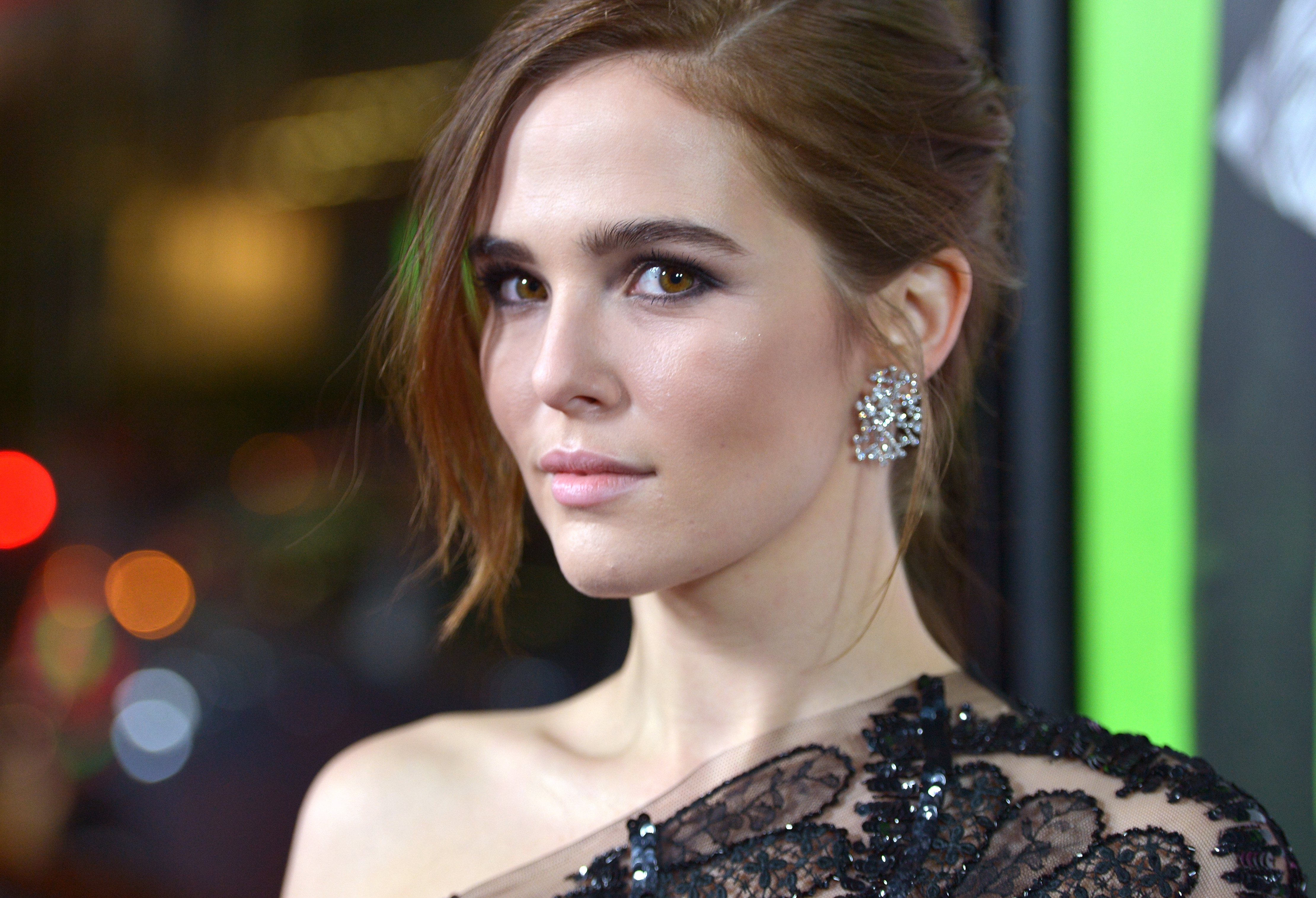 Download mobile wallpaper American, Celebrity, Actress, Zoey Deutch for free.