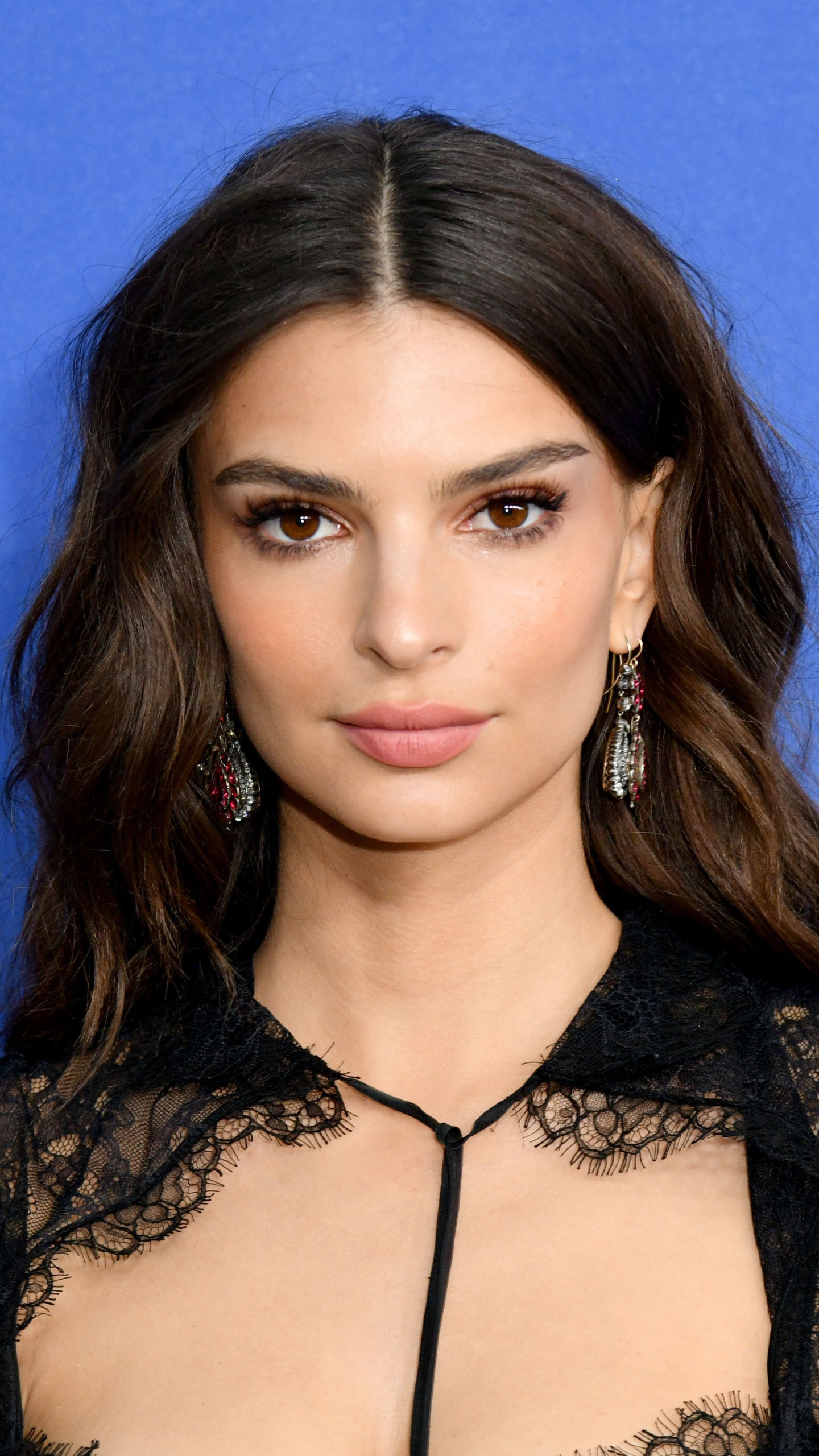 Descarga gratuita de fondo de pantalla para móvil de Aretes, Celebridades, Emily Ratajkowski.