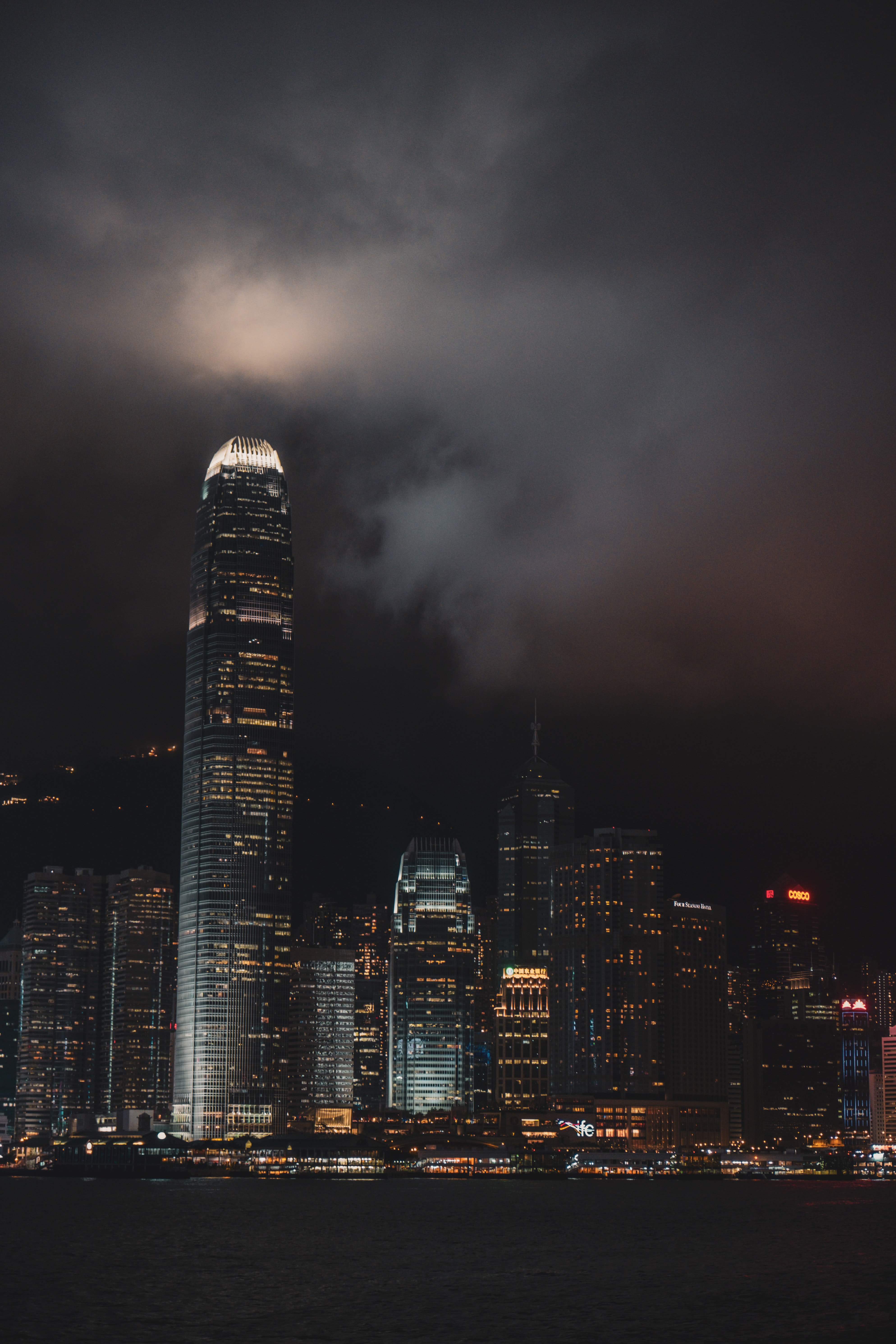 126453 Bild herunterladen städte, wolkenkratzer, die lichter, lichter, nächtliche stadt, night city, hongkong, sonderverwaltungsregion hongkong - Hintergrundbilder und Bildschirmschoner kostenlos