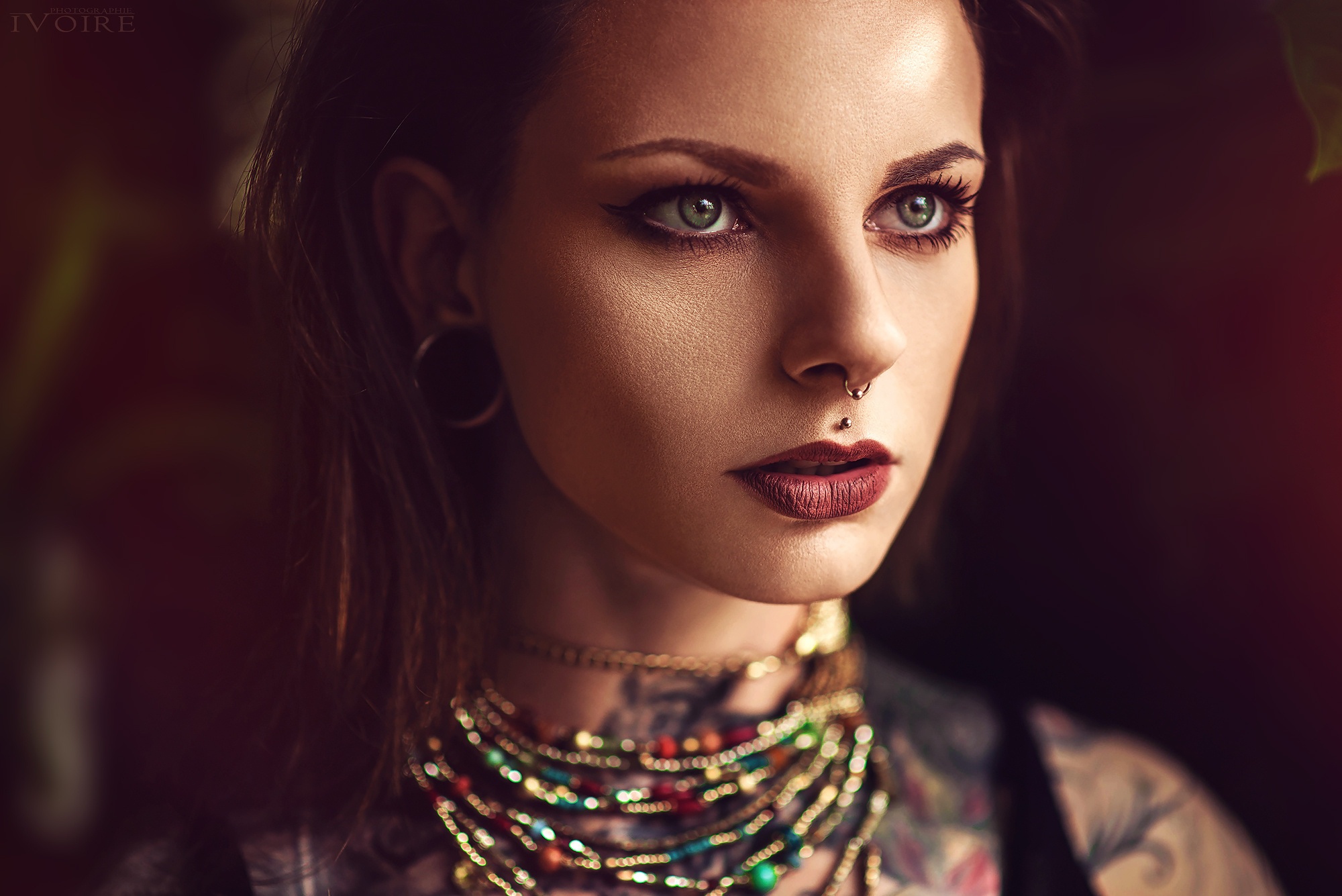 Descarga gratuita de fondo de pantalla para móvil de Tatuaje, Cara, Collar, Modelo, Mujeres, Ojos Verdes, Lápiz Labial.