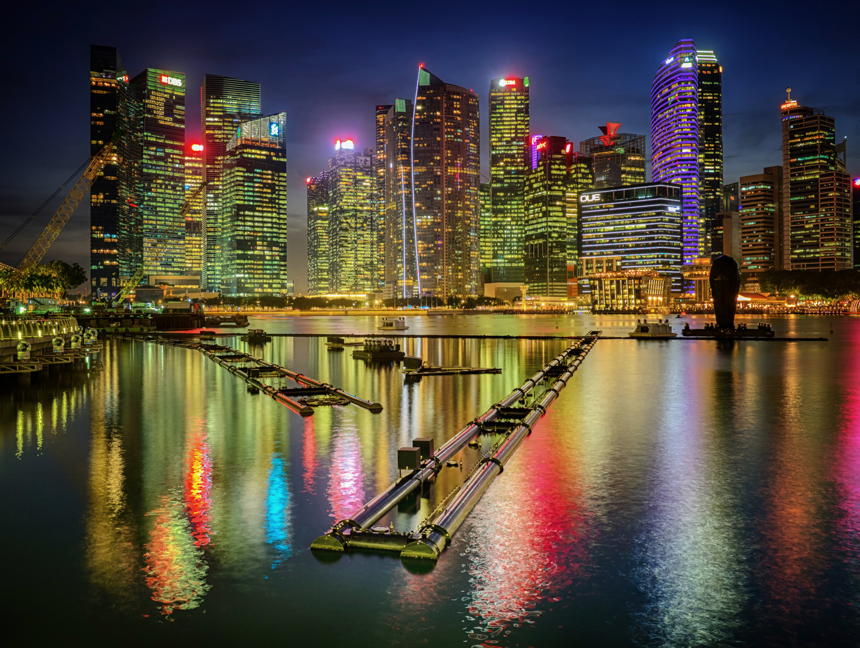Descarga gratis la imagen Ciudades, Noche, Ciudad, Rascacielos, Edificio, Singapur, Hecho Por El Hombre, Bahía Marina en el escritorio de tu PC