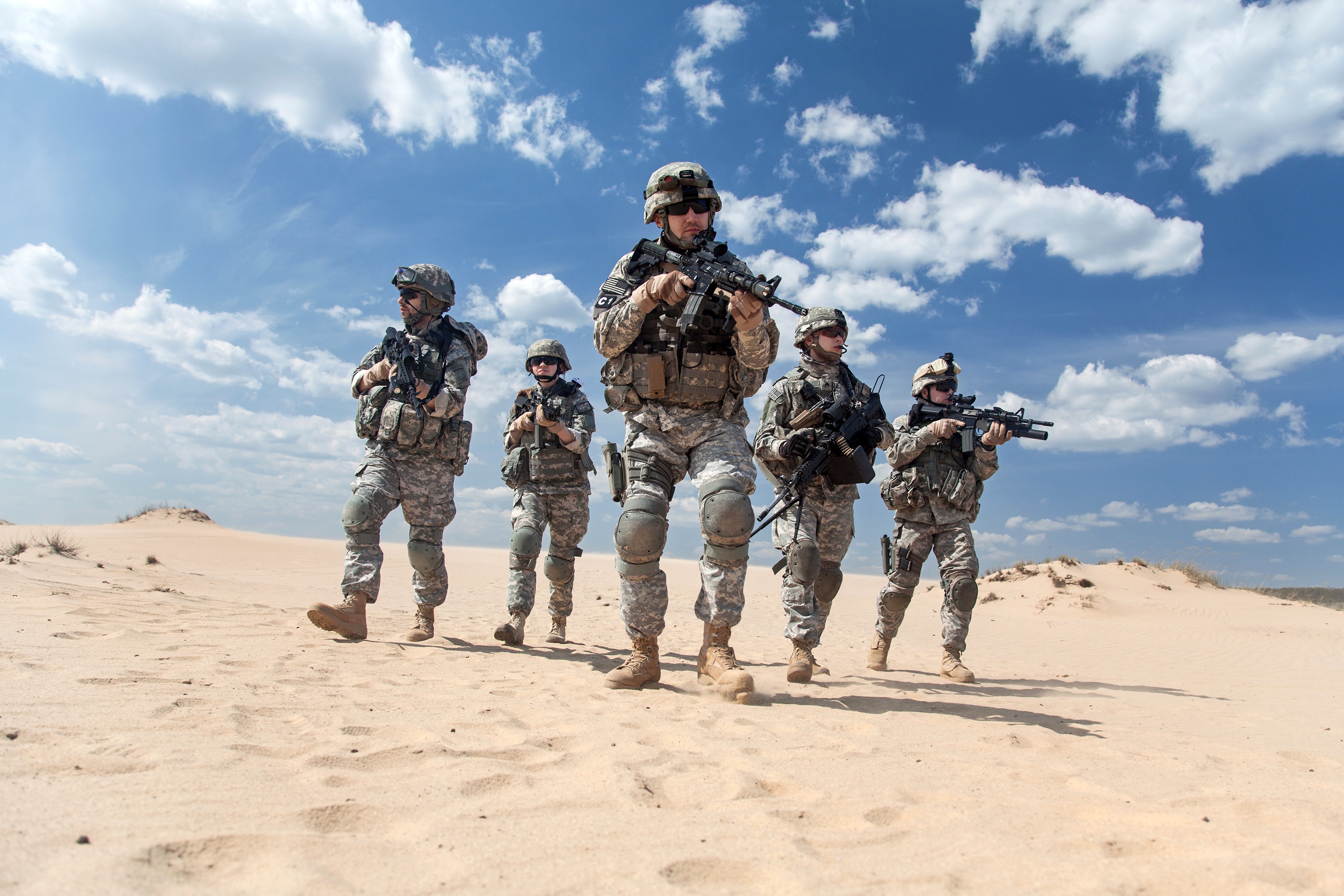 Baixar papel de parede para celular de Areia, Deserto, Arma, Militar, Soldado, Fuzil De Assalto gratuito.