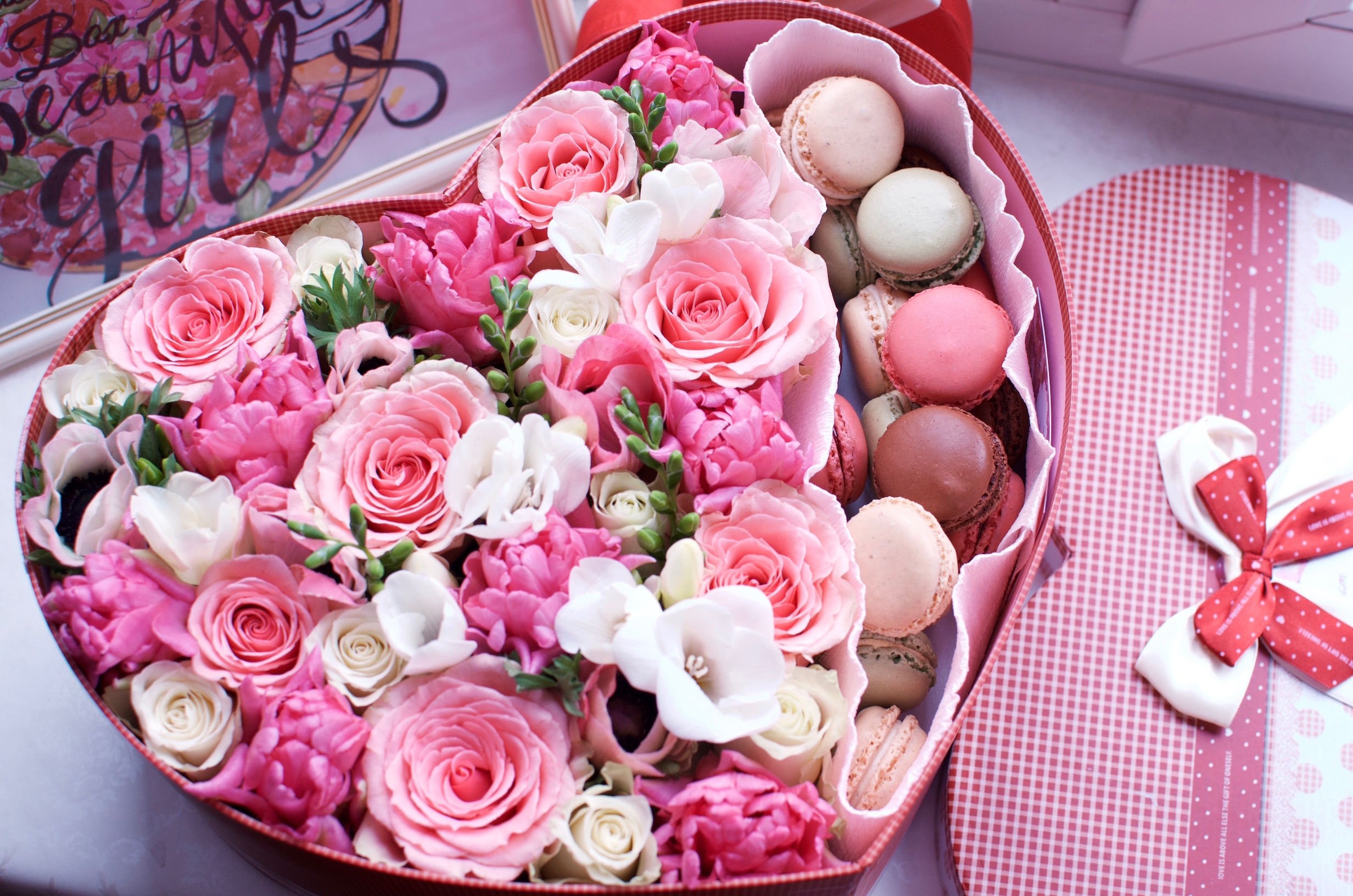 Handy-Wallpaper Feiertage, Liebe, Valentinstag, Blume, Rose, Makrone, Weiße Blume, Pinke Blume, Herzförmig kostenlos herunterladen.