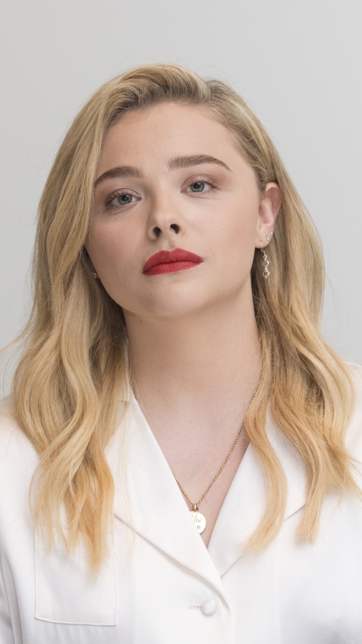 Download mobile wallpaper Blonde, American, Celebrity, Actress, Lipstick, Chloë Grace Moretz for free.