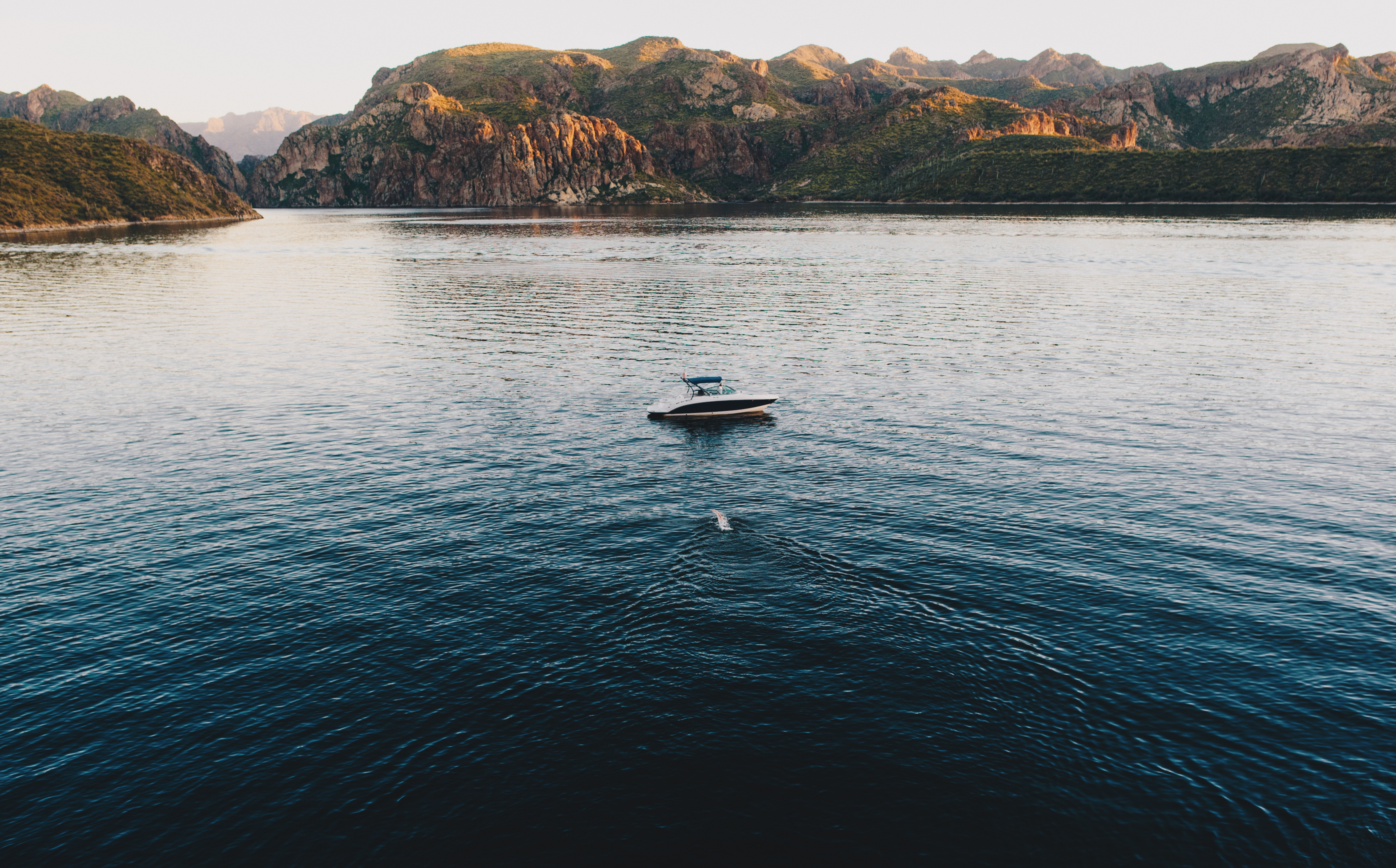 Descarga gratuita de fondo de pantalla para móvil de Un Barco, Naturaleza, Bote, Lago, Montañas, Mar.